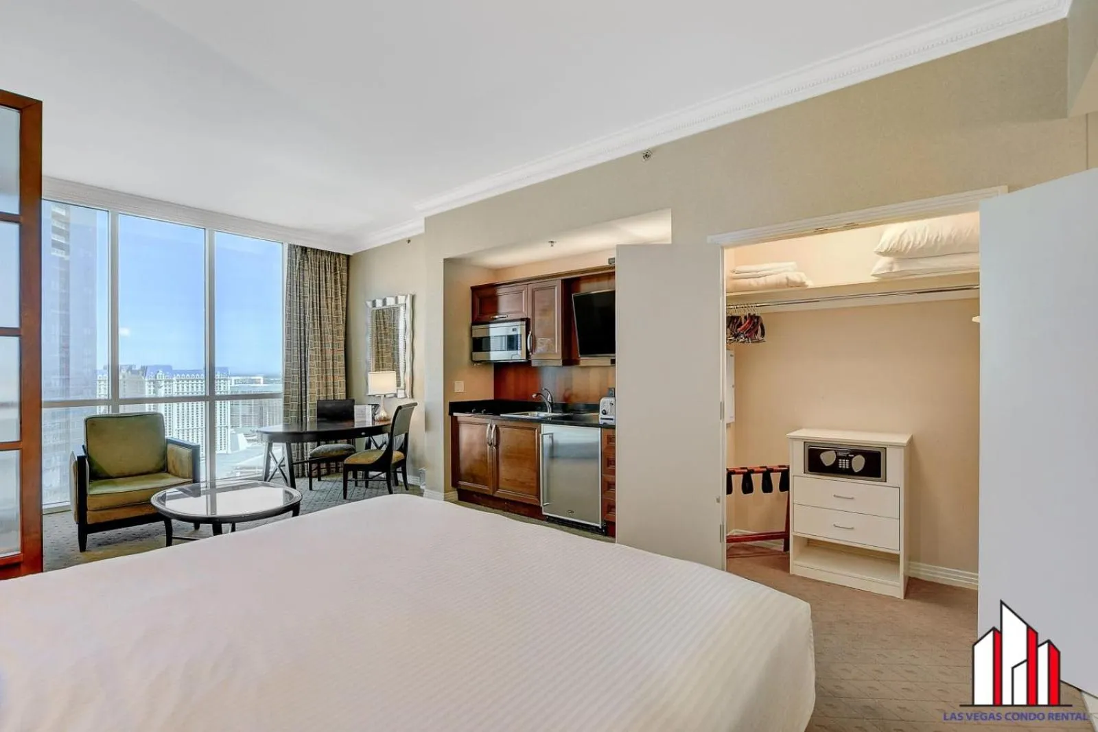 Bed in Signature 2Br3Ba F1 View Balcony Ste 34-819 and 21