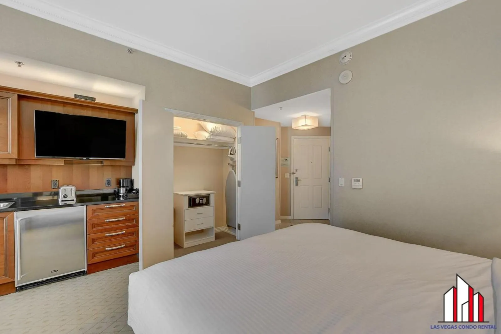 Bed in Signature 2Br3Ba F1 View Balcony Ste 34-819 and 21