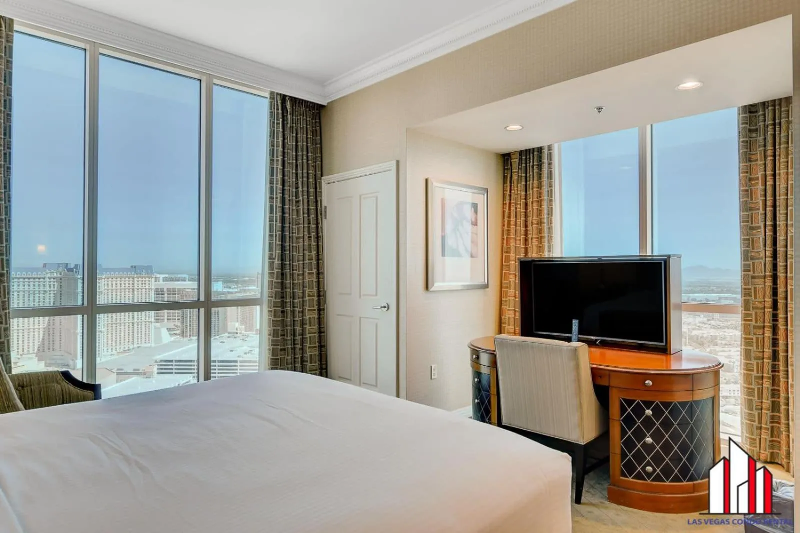 Bed in Signature 2Br3Ba F1 View Balcony Ste 34-819 and 21