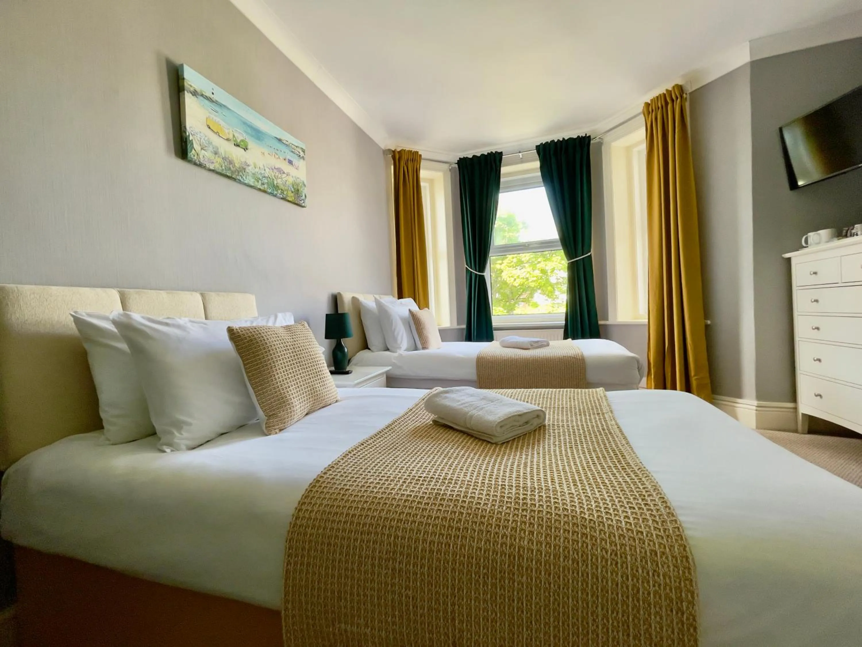 Photo of the whole room, Bed in The Hedley Townhouse