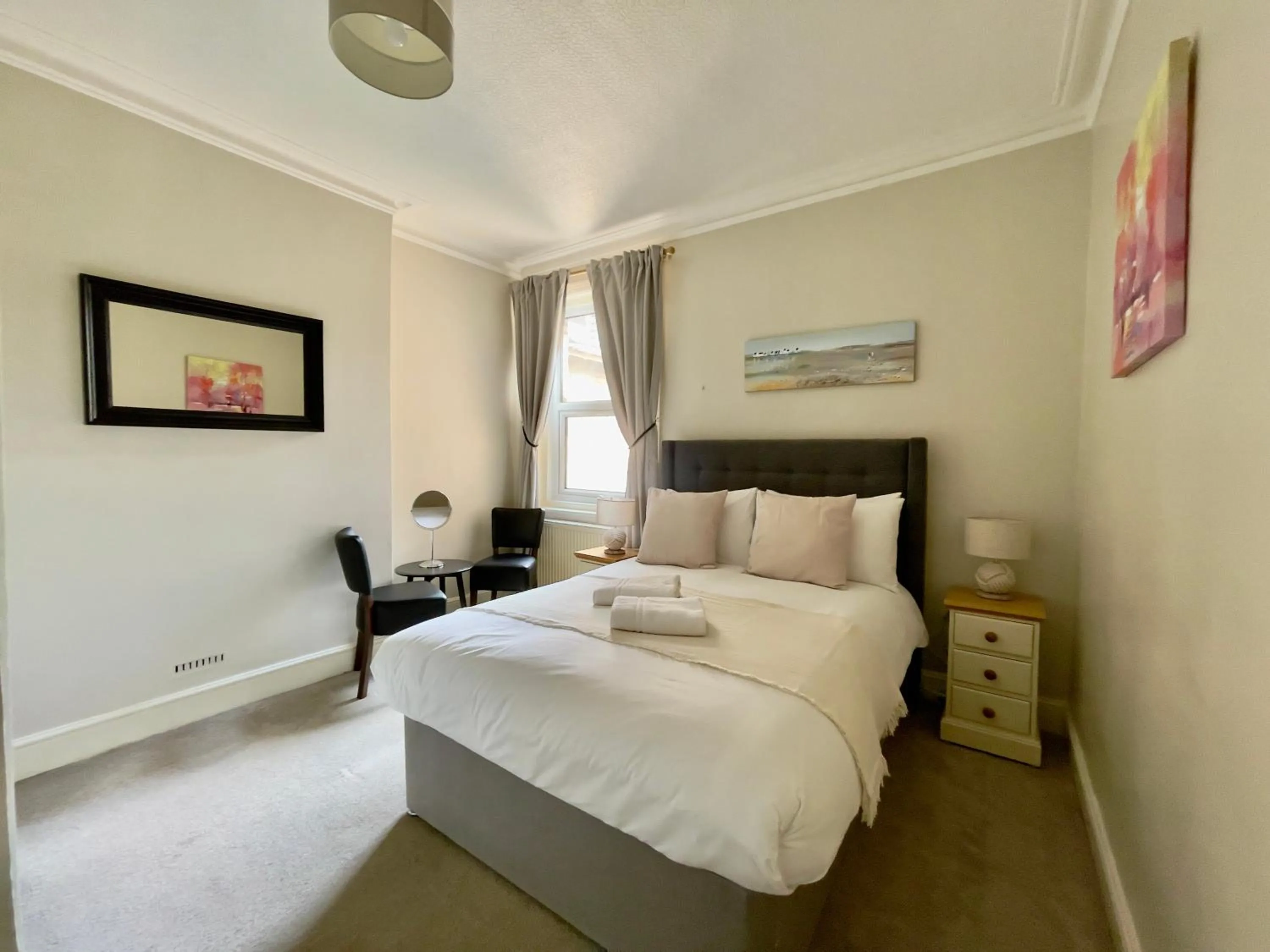 Photo of the whole room, Bed in The Hedley Townhouse
