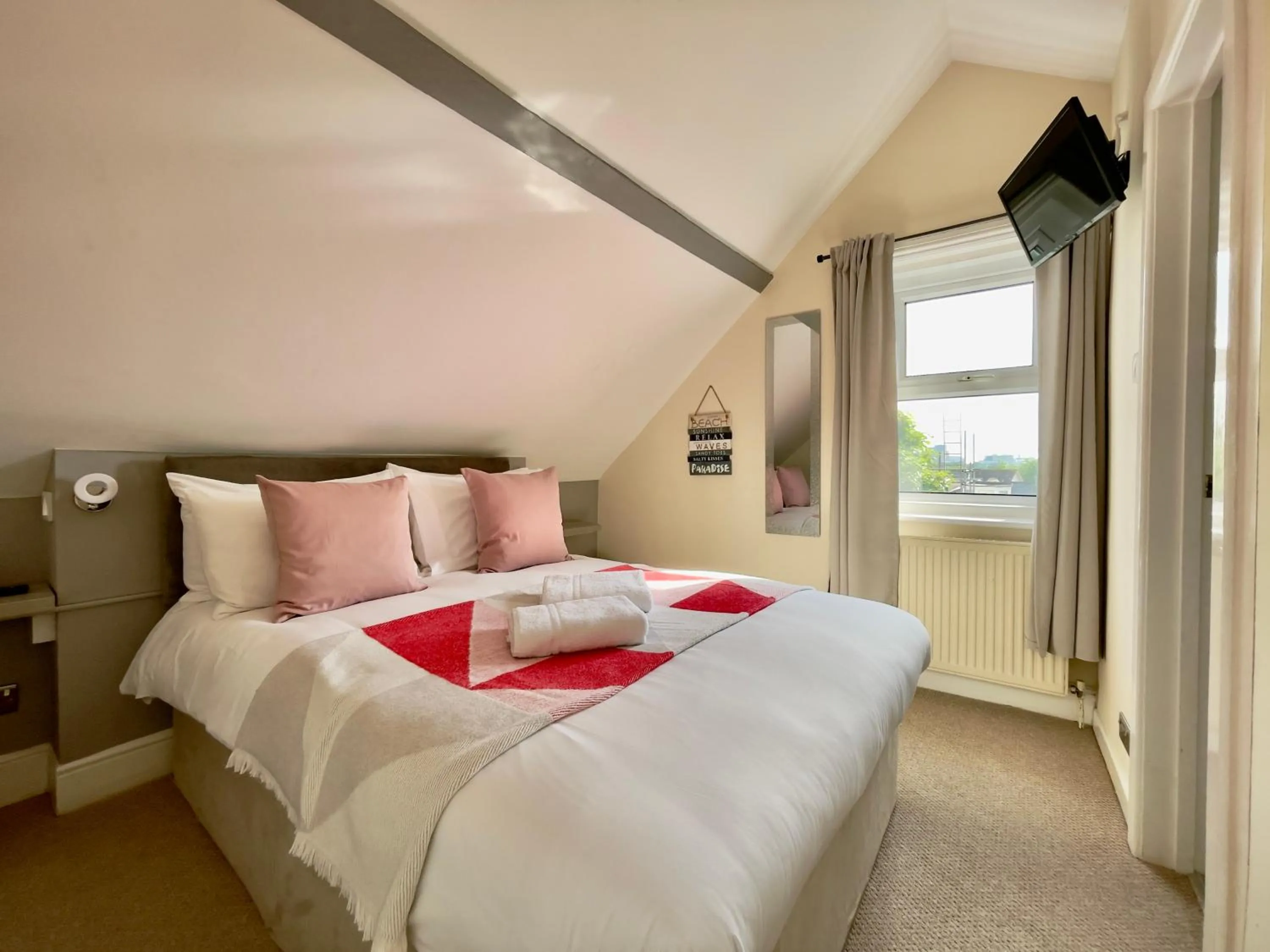 Photo of the whole room, Bed in The Hedley Townhouse