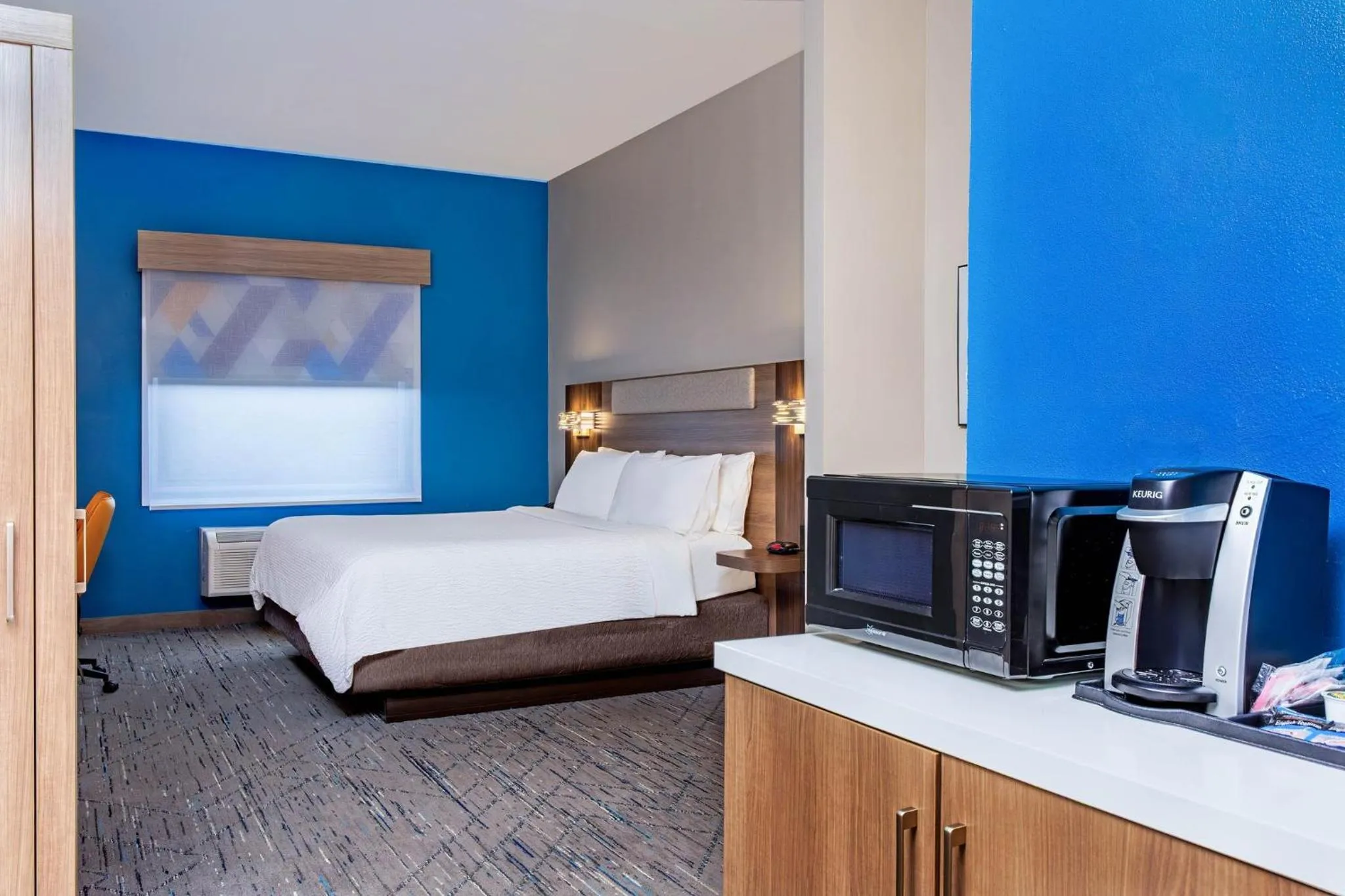 Photo of the whole room, Bed in Holiday Inn Express & Suites Lantana by IHG