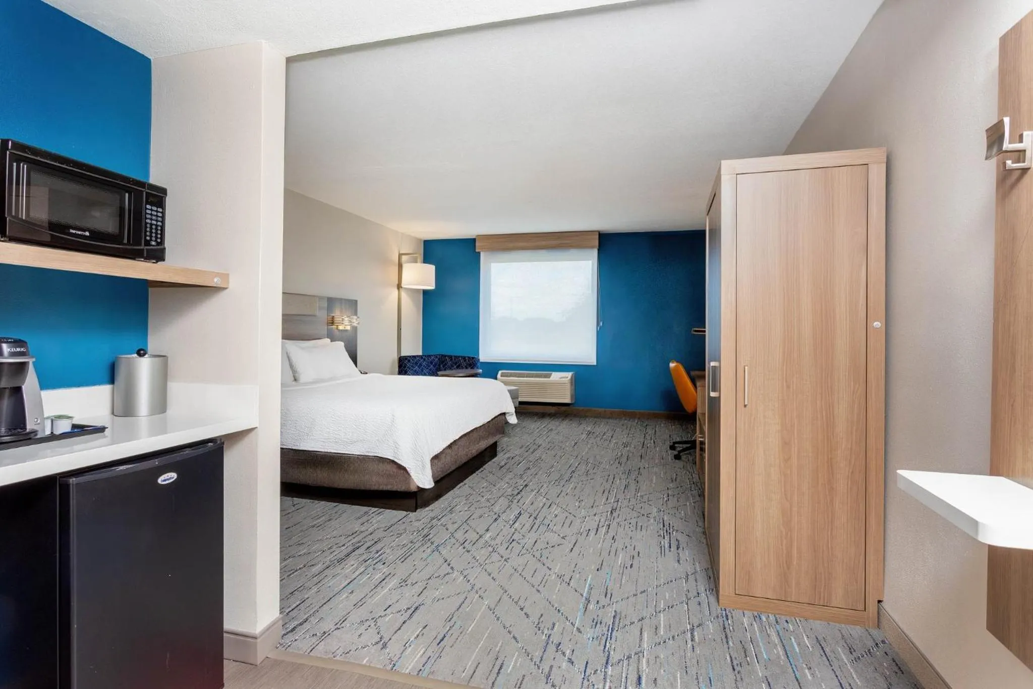 Photo of the whole room, Bed in Holiday Inn Express & Suites Lantana by IHG