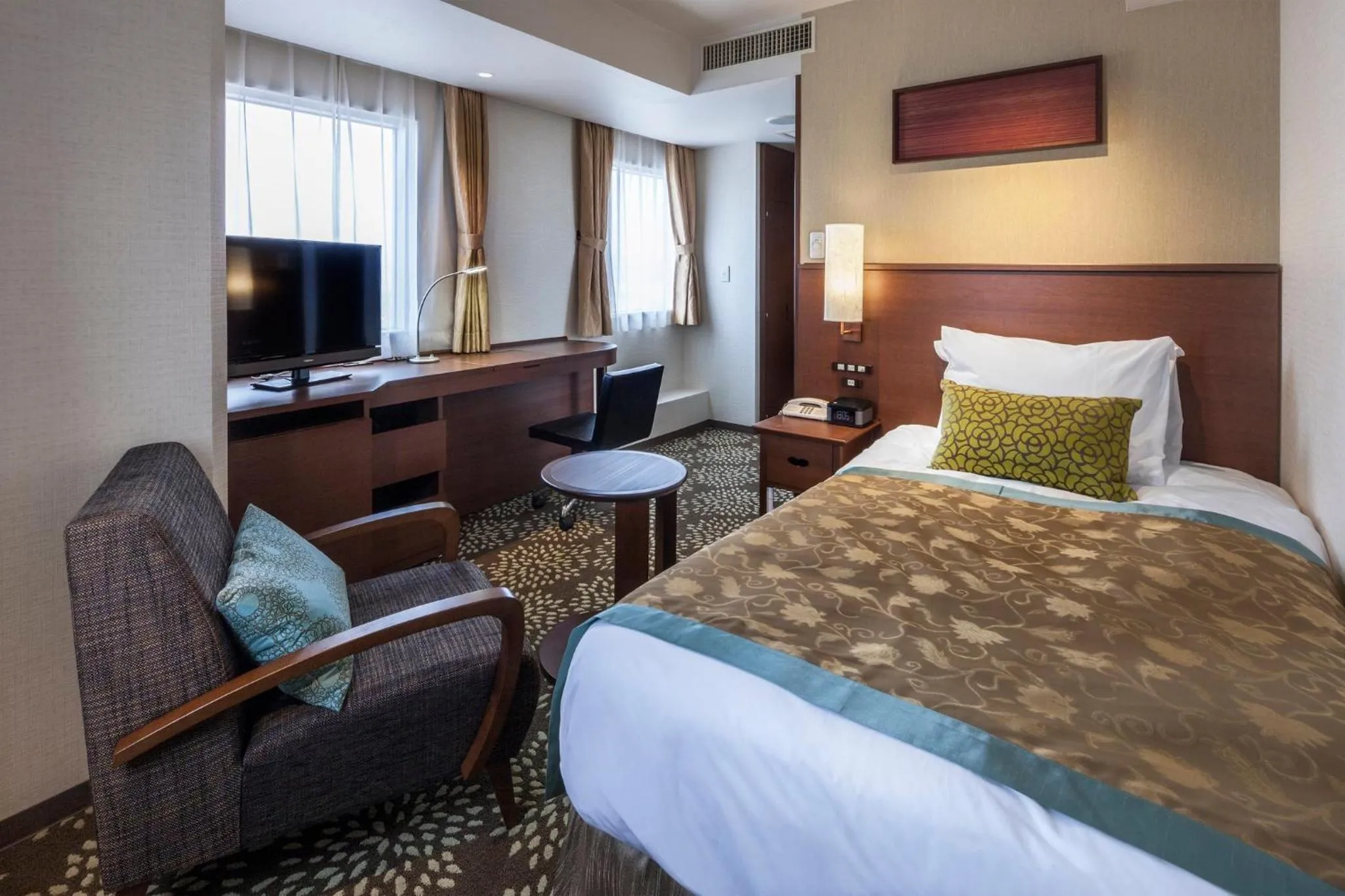 Photo of the whole room, Bed in ANA Holiday Inn Kanazawa Sky by IHG