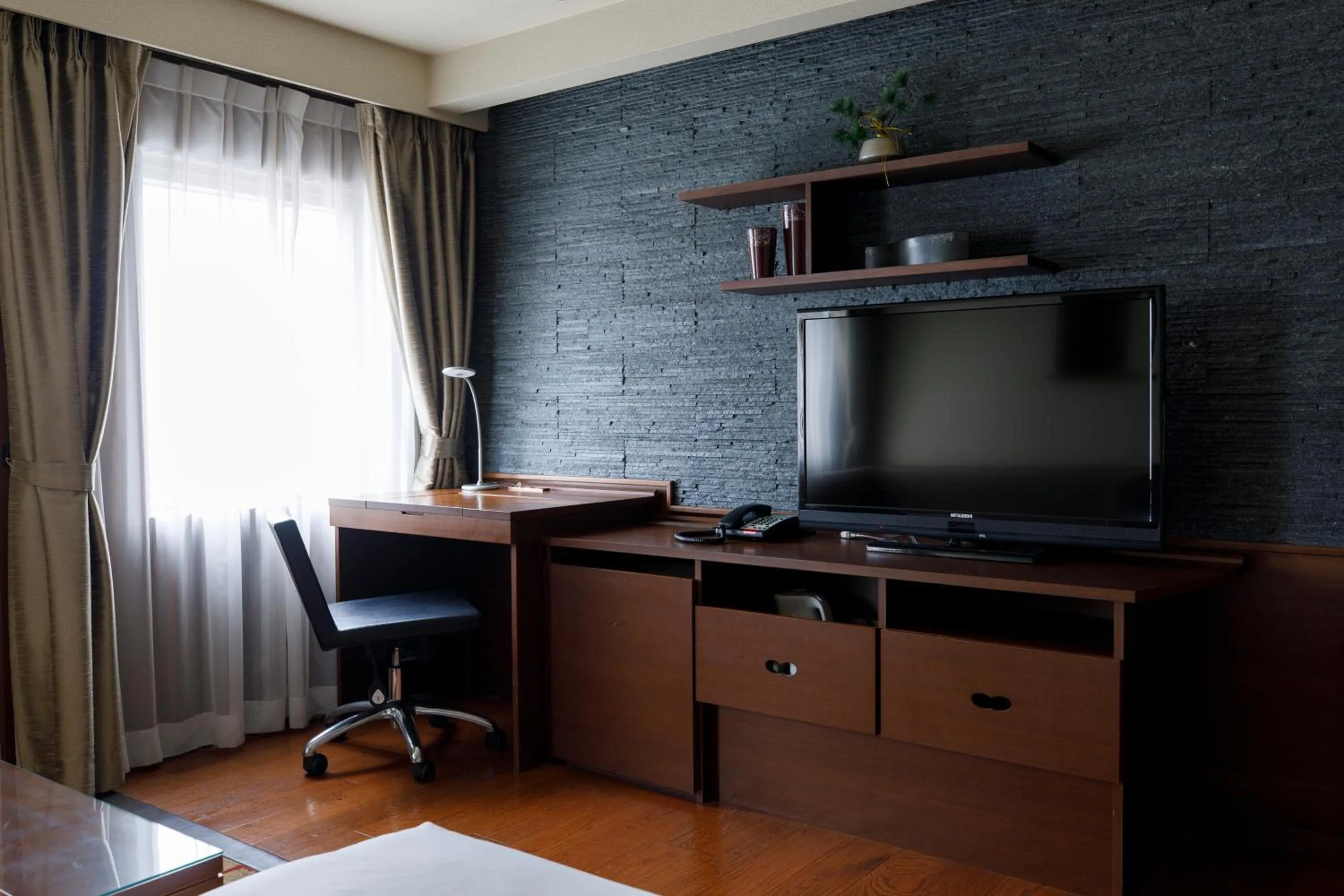 Photo of the whole room in ANA Holiday Inn Kanazawa Sky by IHG