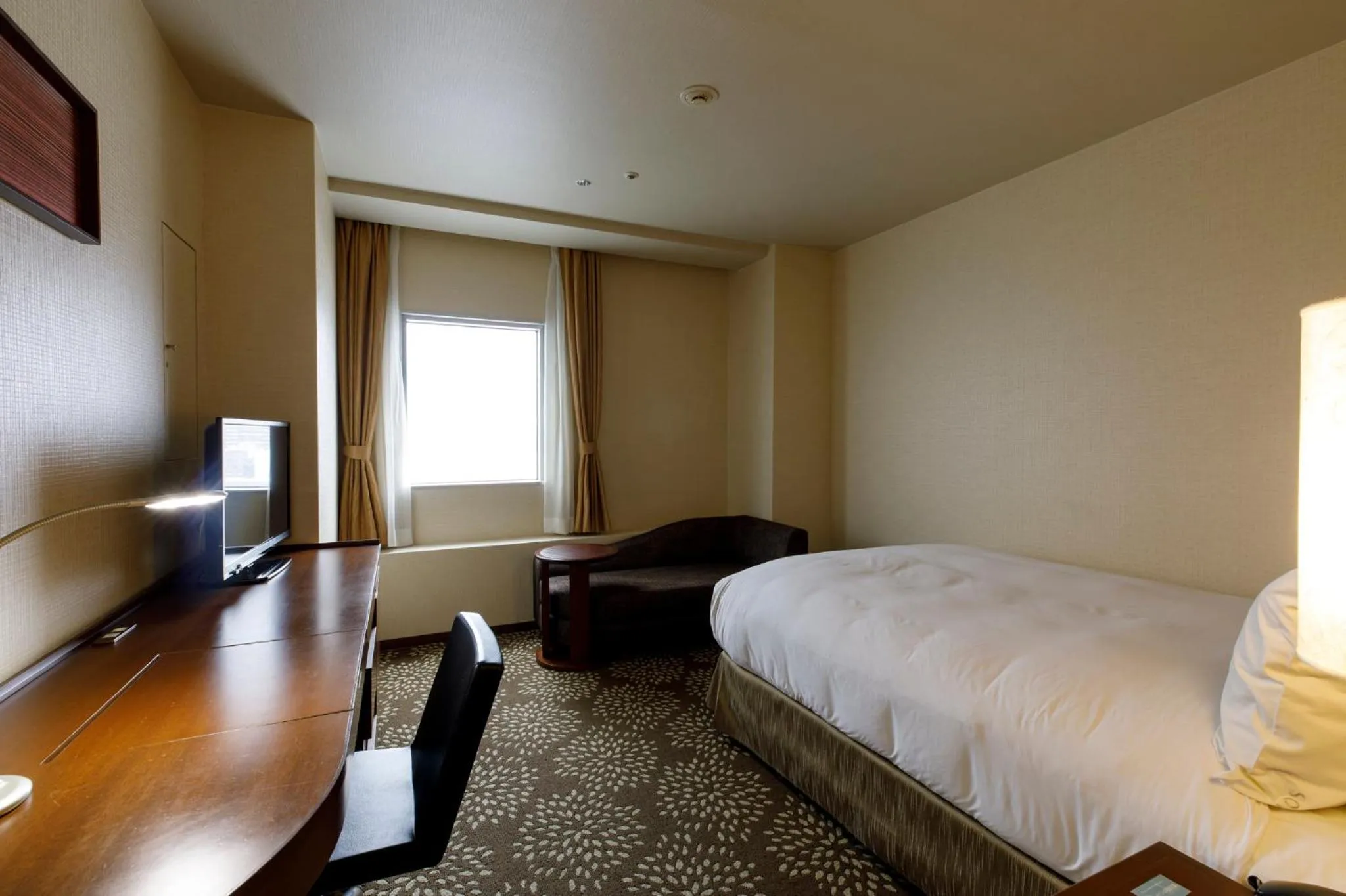 Photo of the whole room, Bed in ANA Holiday Inn Kanazawa Sky by IHG
