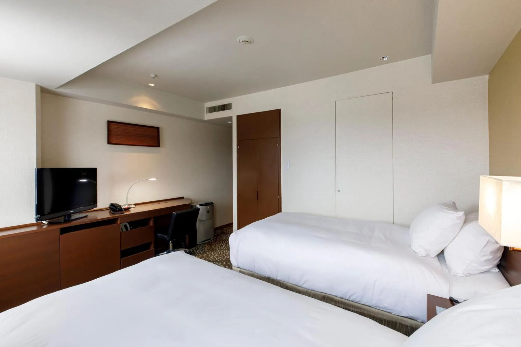 Photo of the whole room, Bed in ANA Holiday Inn Kanazawa Sky by IHG