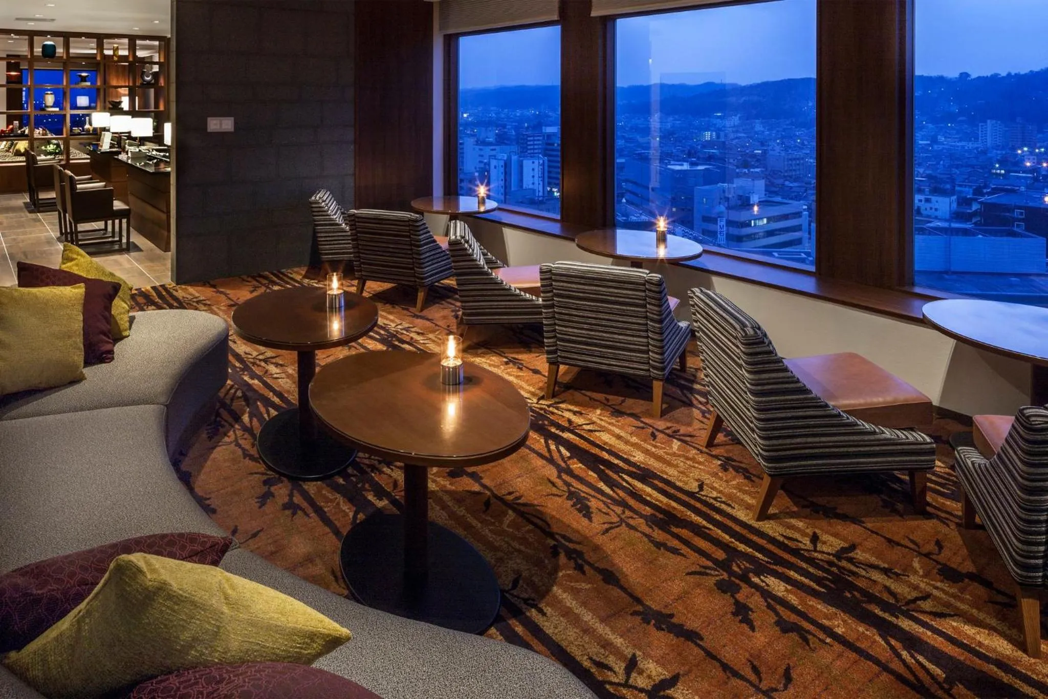 Lounge or bar in ANA Holiday Inn Kanazawa Sky by IHG
