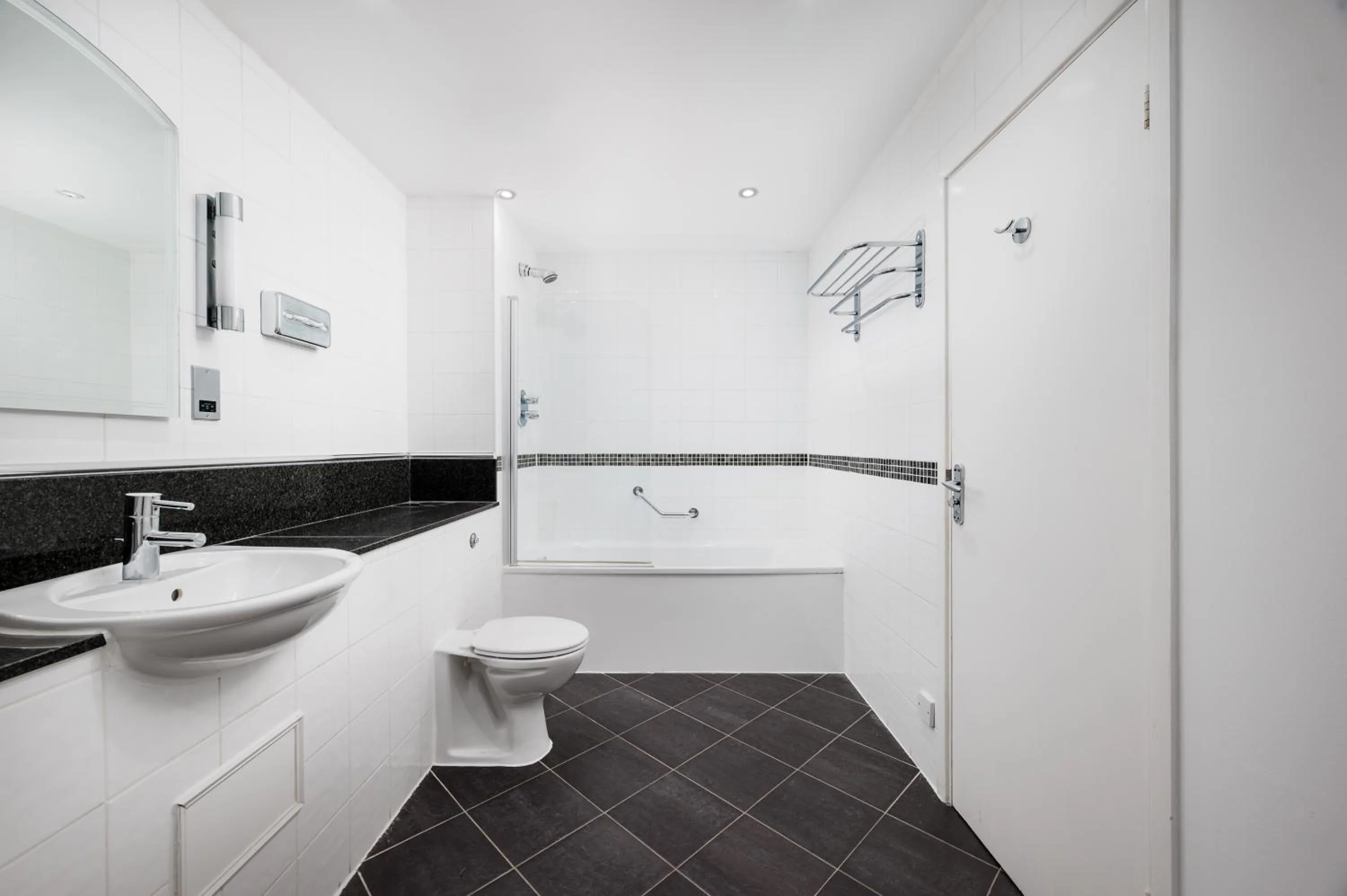 Bathroom in Royal Station Hotel- Part of the Cairn Collection