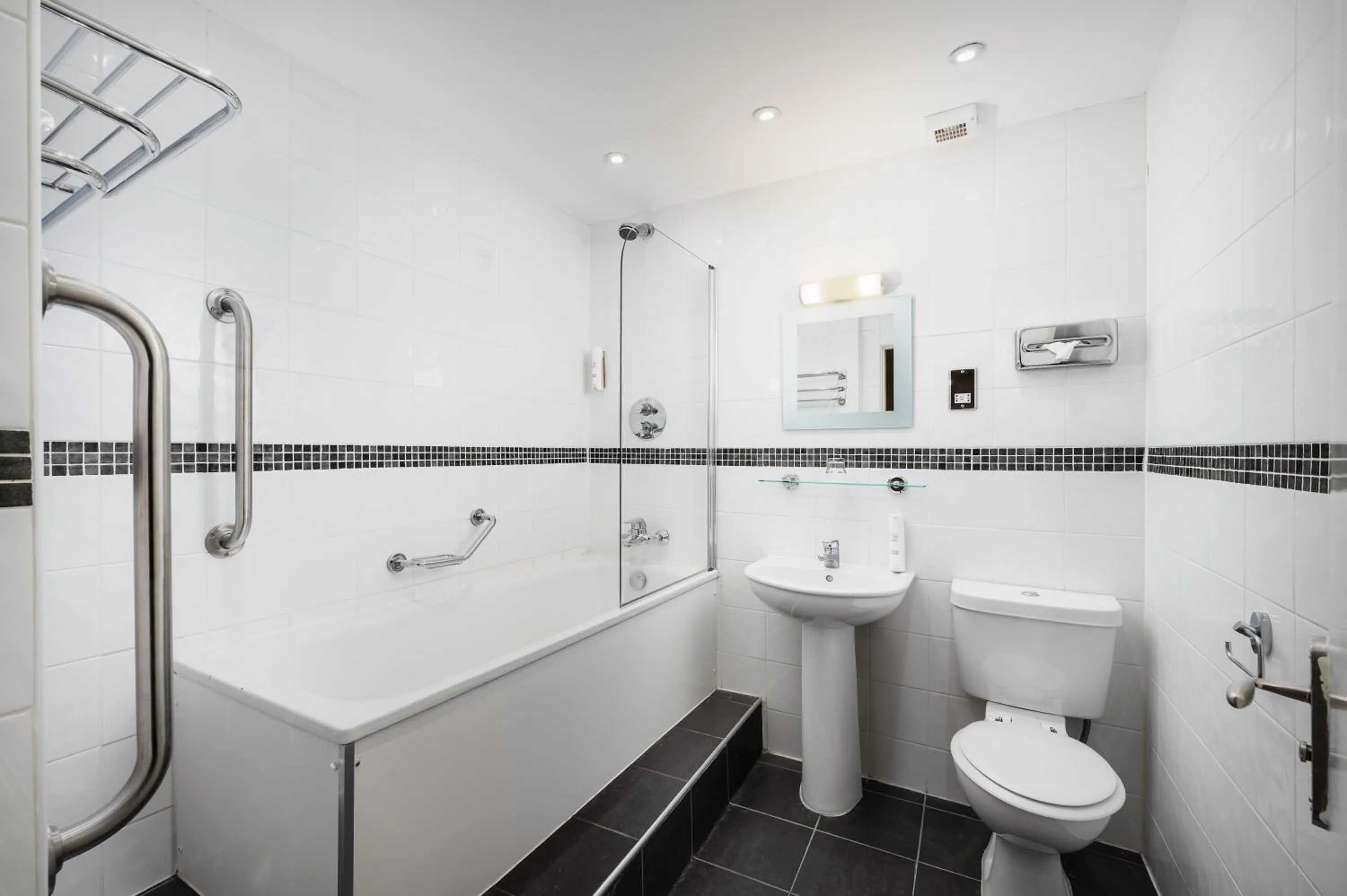 Bathroom in Royal Station Hotel- Part of the Cairn Collection
