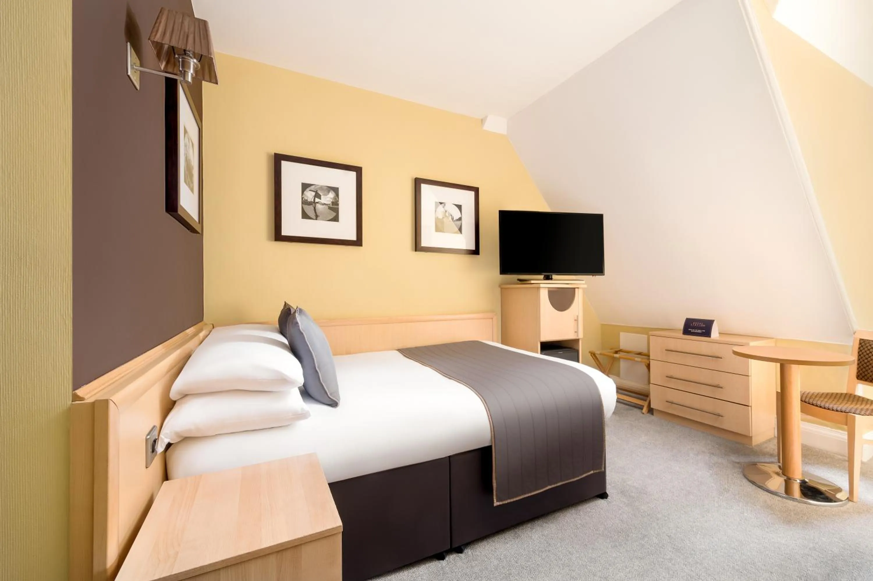 Bedroom, Bed in Royal Station Hotel- Part of the Cairn Collection