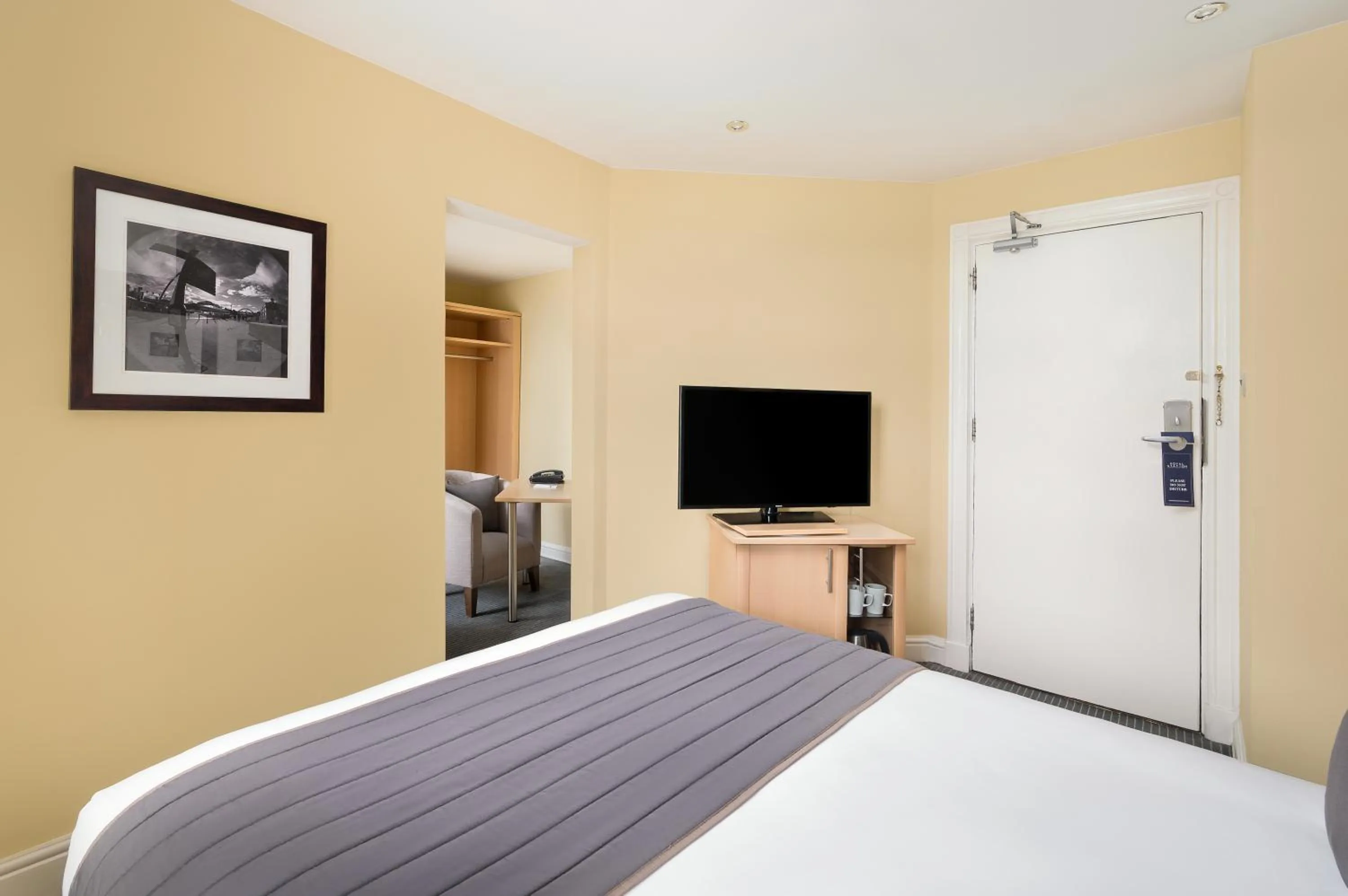 Bedroom, Bed in Royal Station Hotel- Part of the Cairn Collection