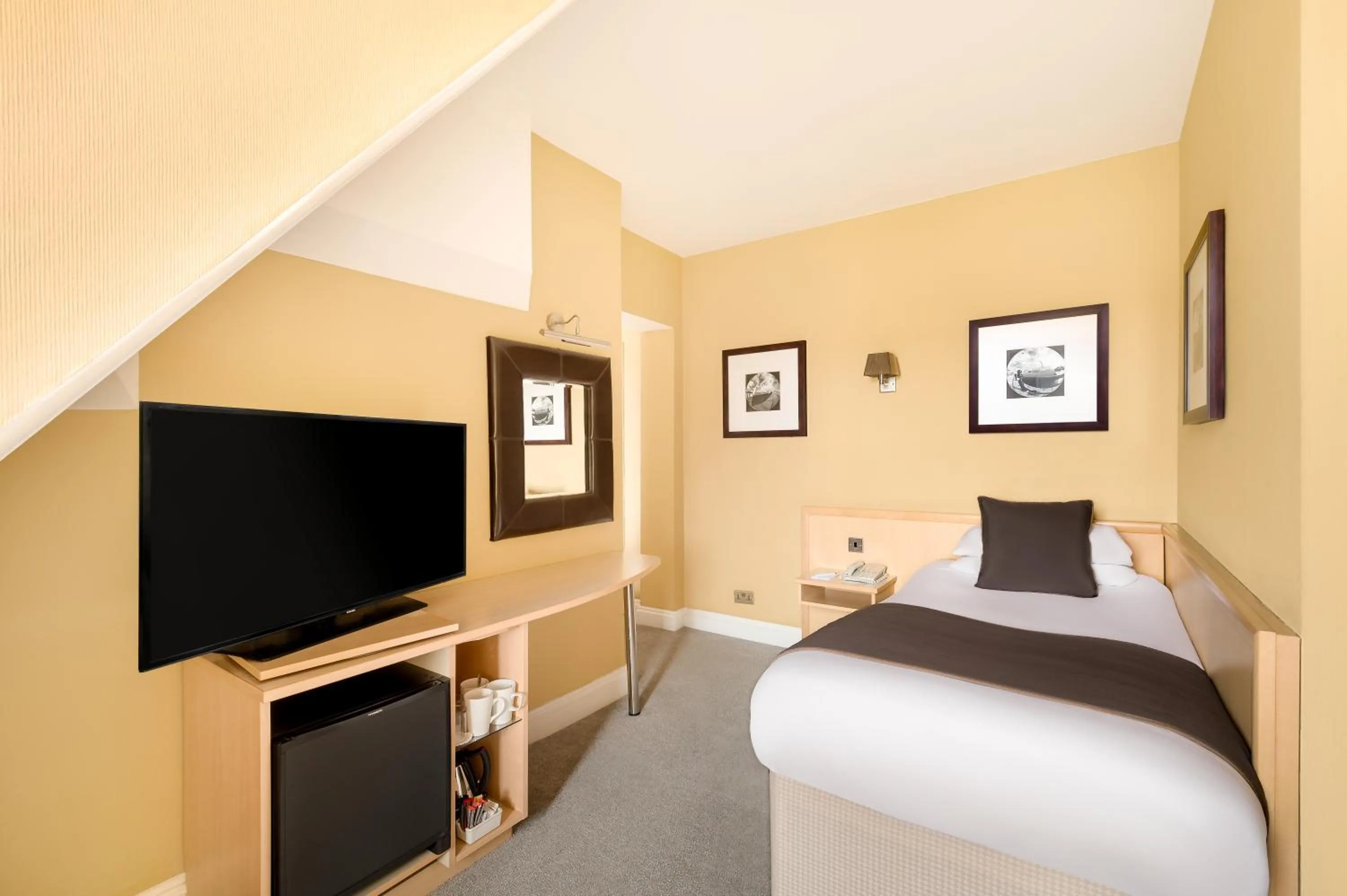 Bedroom, Bed in Royal Station Hotel- Part of the Cairn Collection