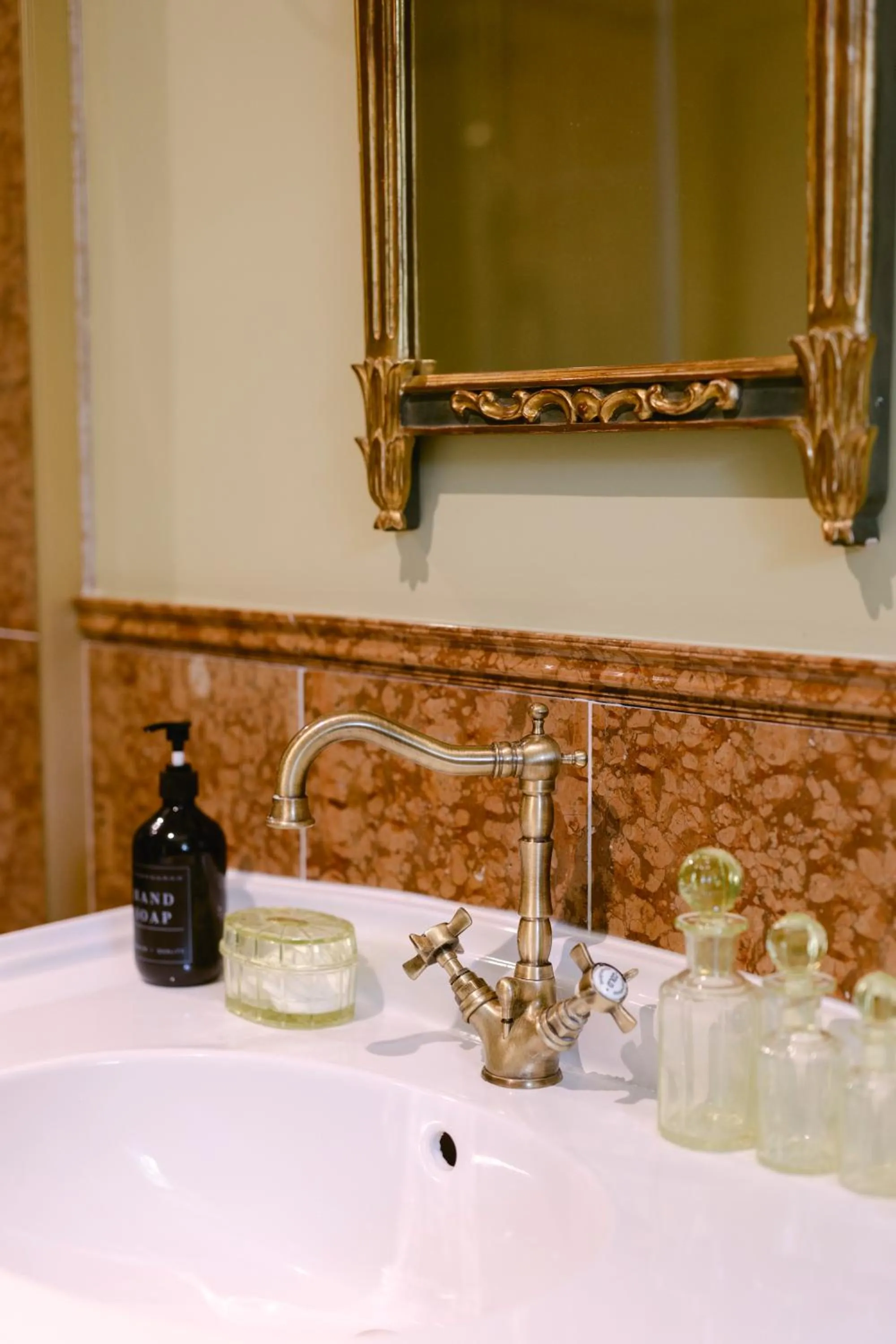 Bathroom in Château La Bruguière