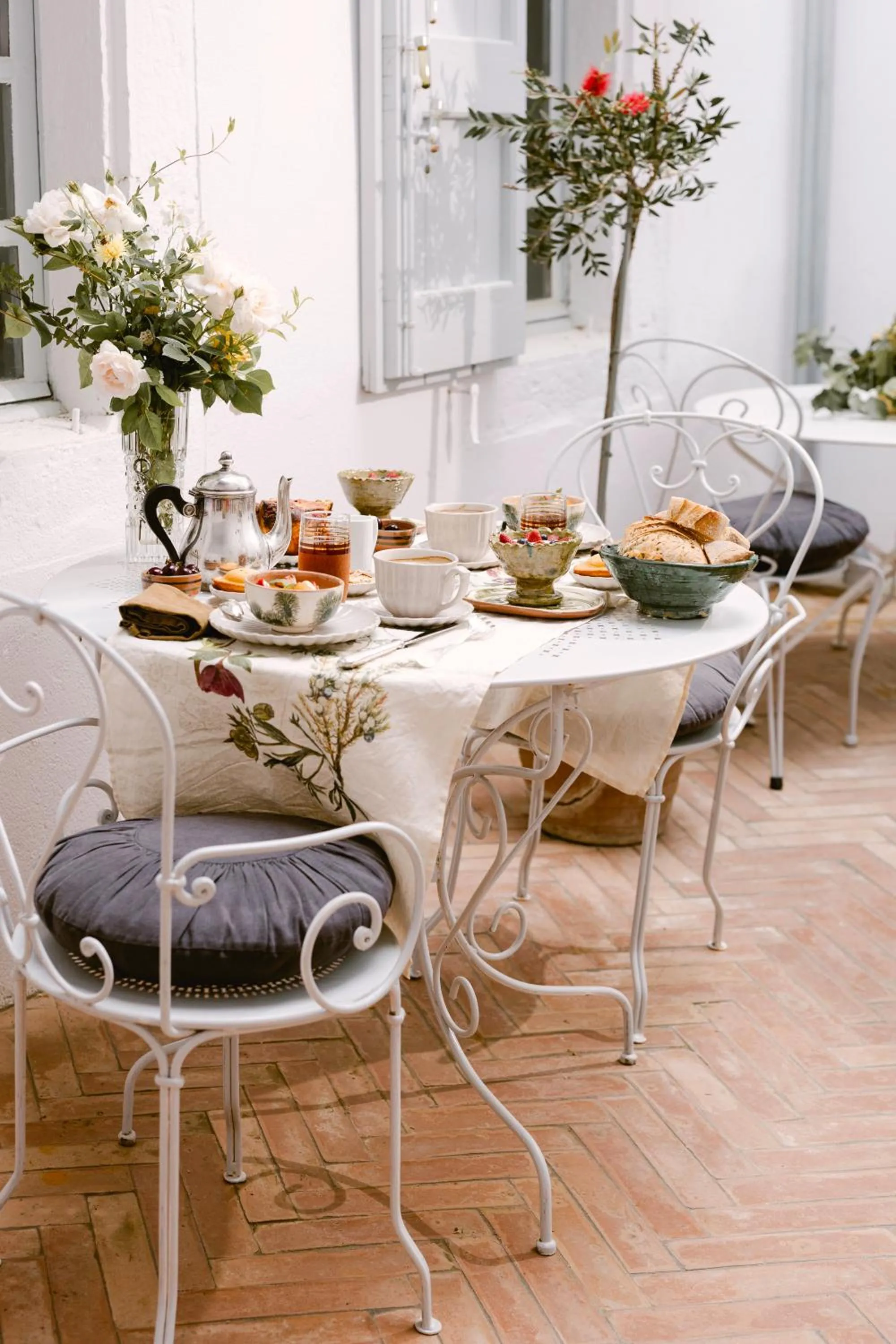 Breakfast in Château La Bruguière