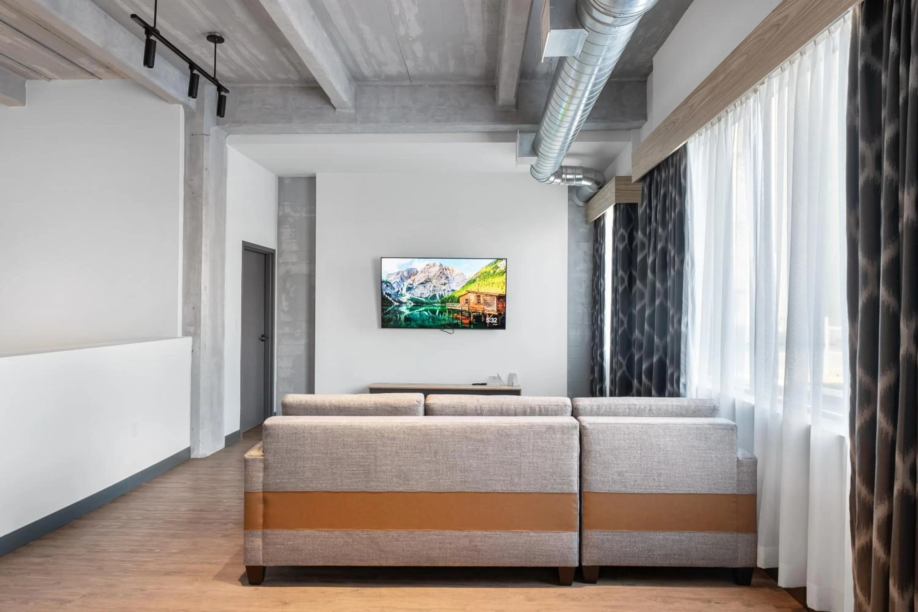 TV and multimedia, Bed in Cannery Lofts Niagara