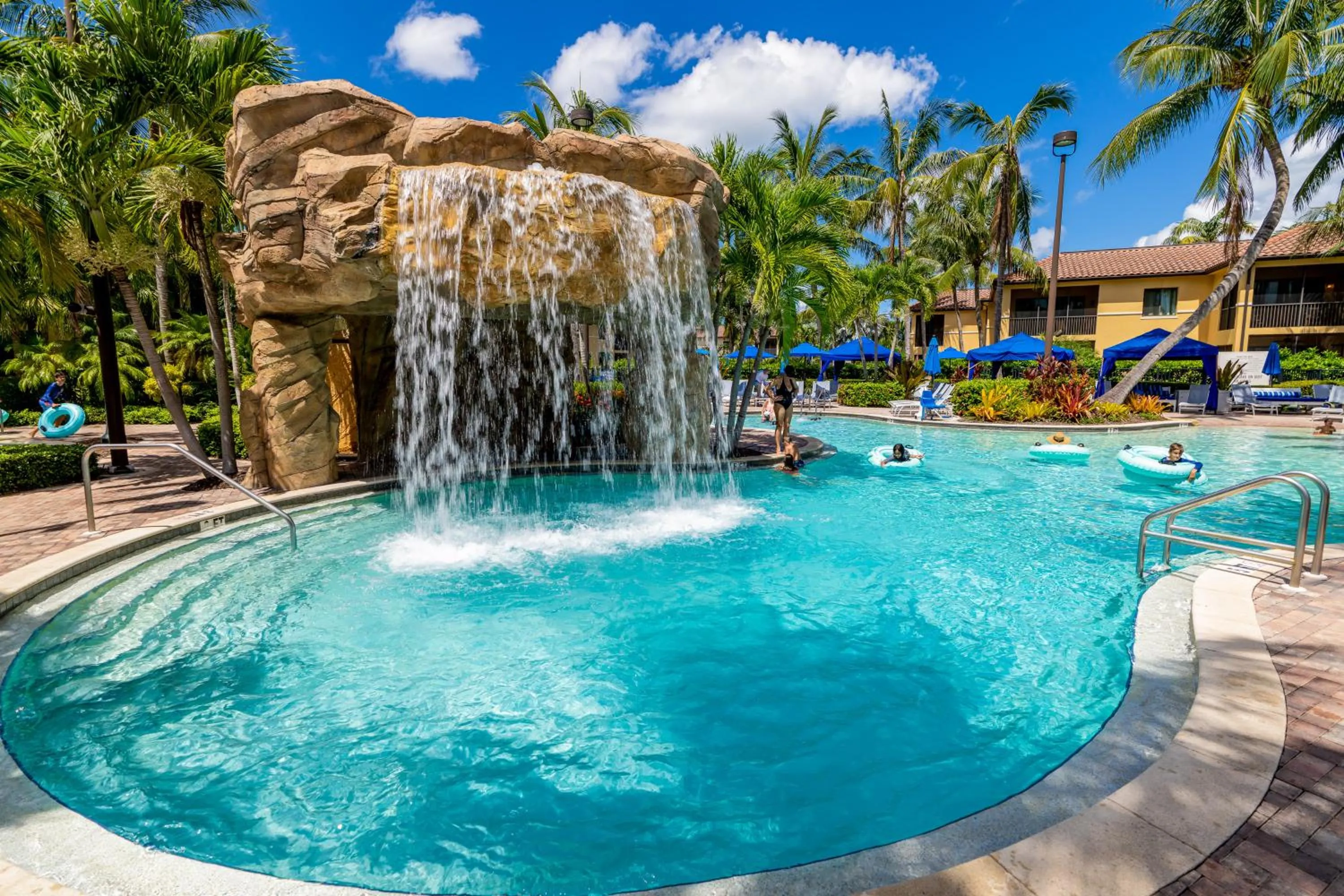Swimming Pool in Naples Bay Resort The Cottages