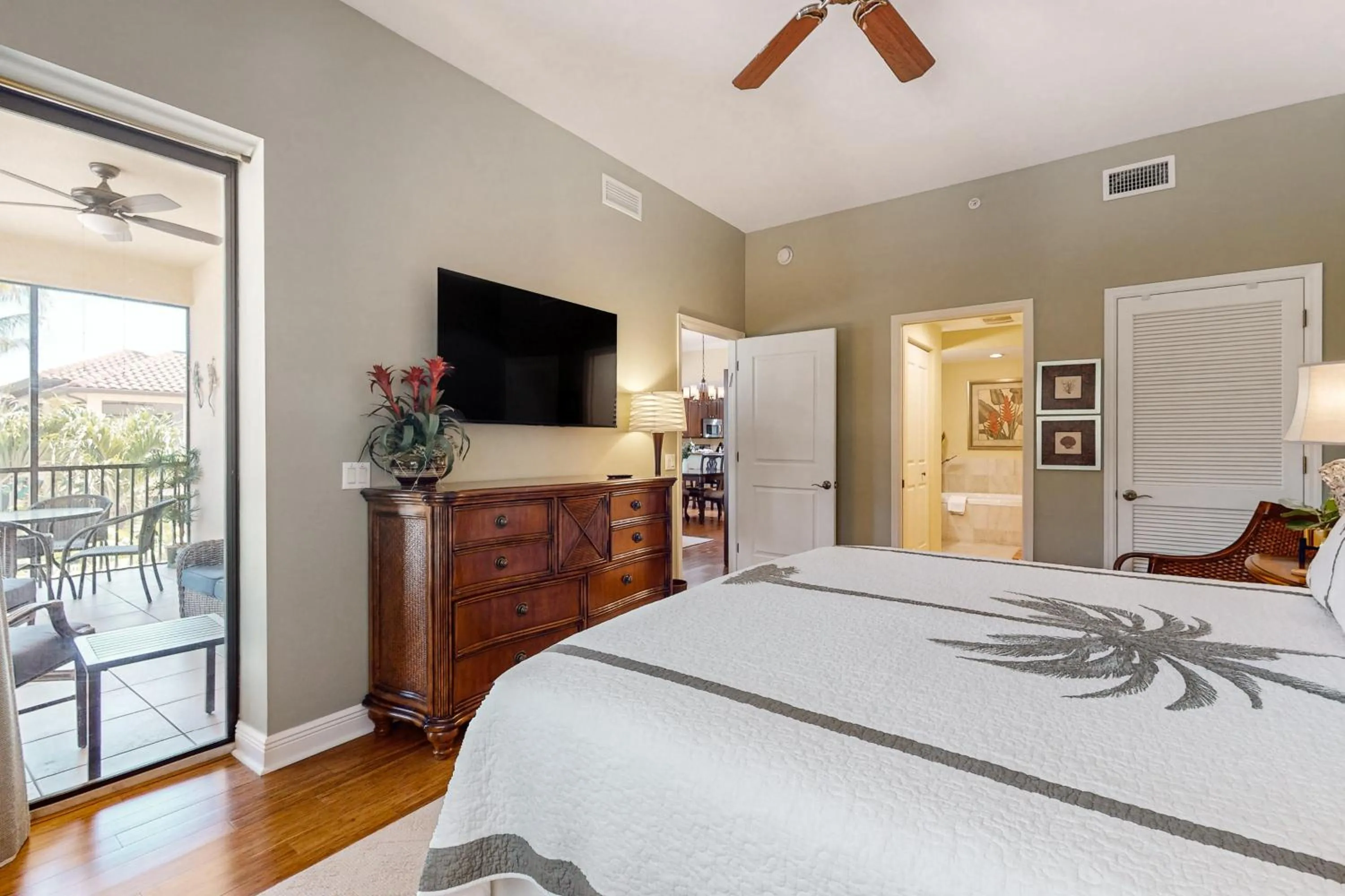 Bed in Naples Bay Resort The Cottages