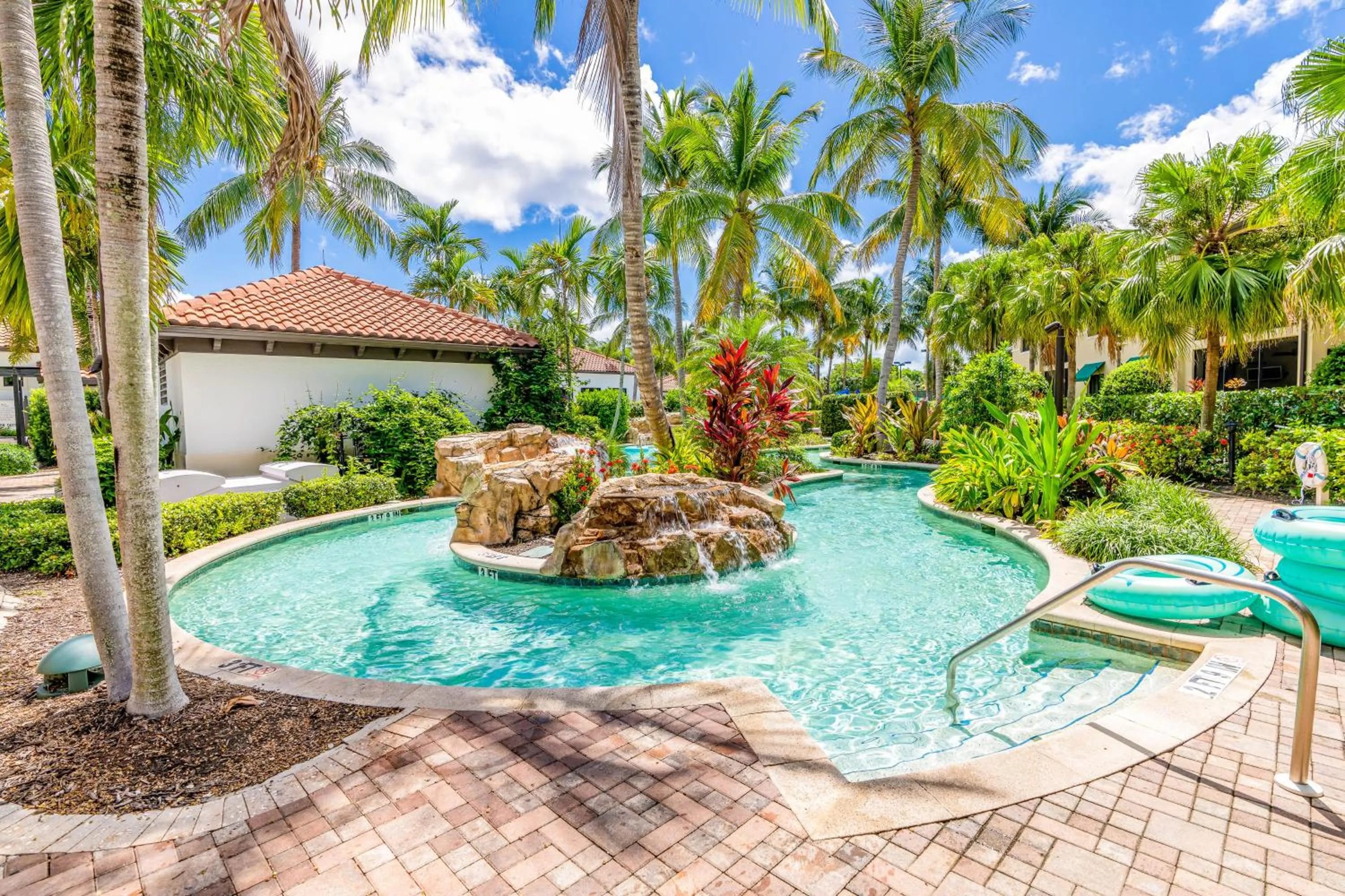 Swimming Pool in Naples Bay Resort The Cottages