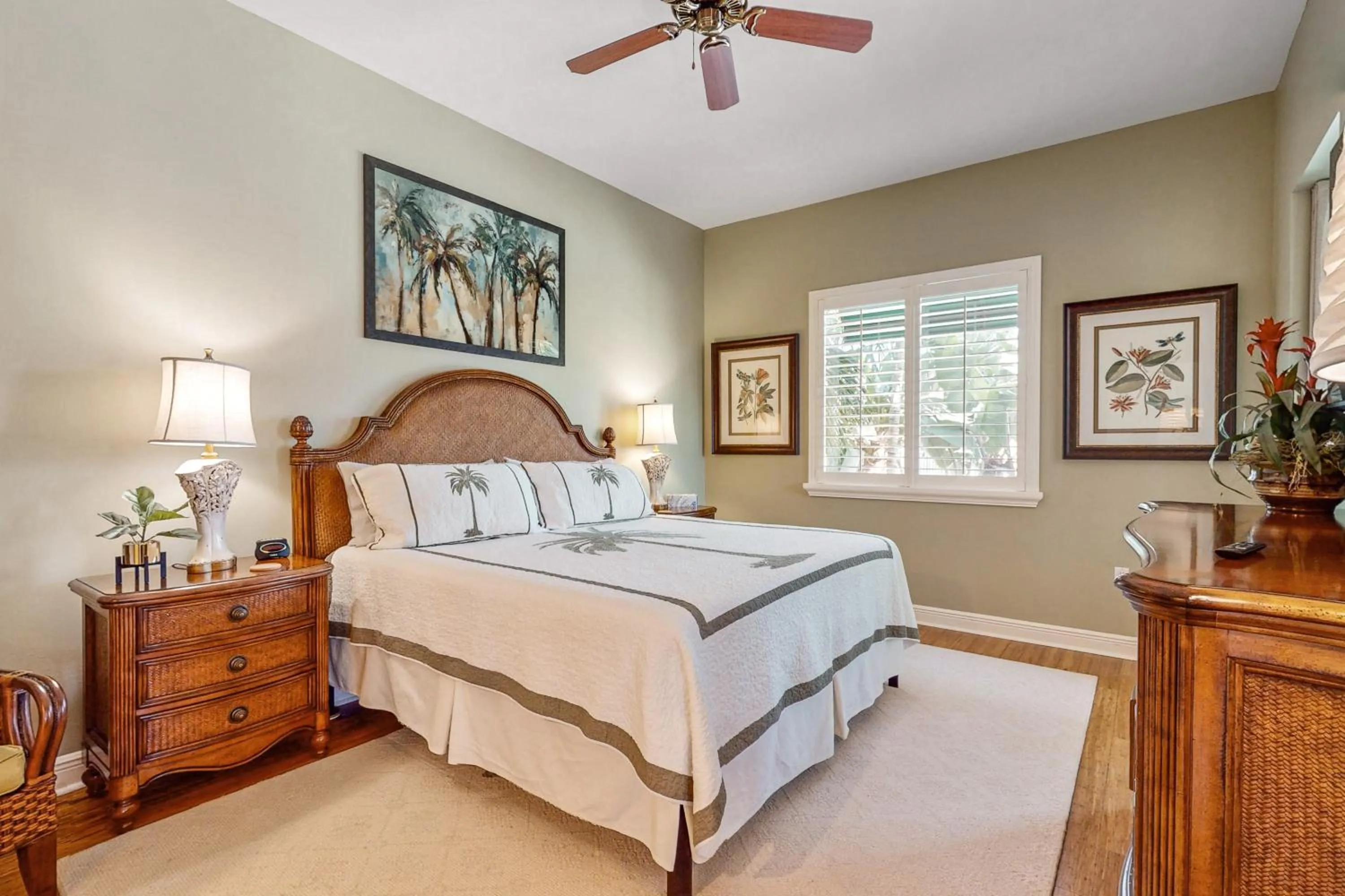 Bed in Naples Bay Resort The Cottages