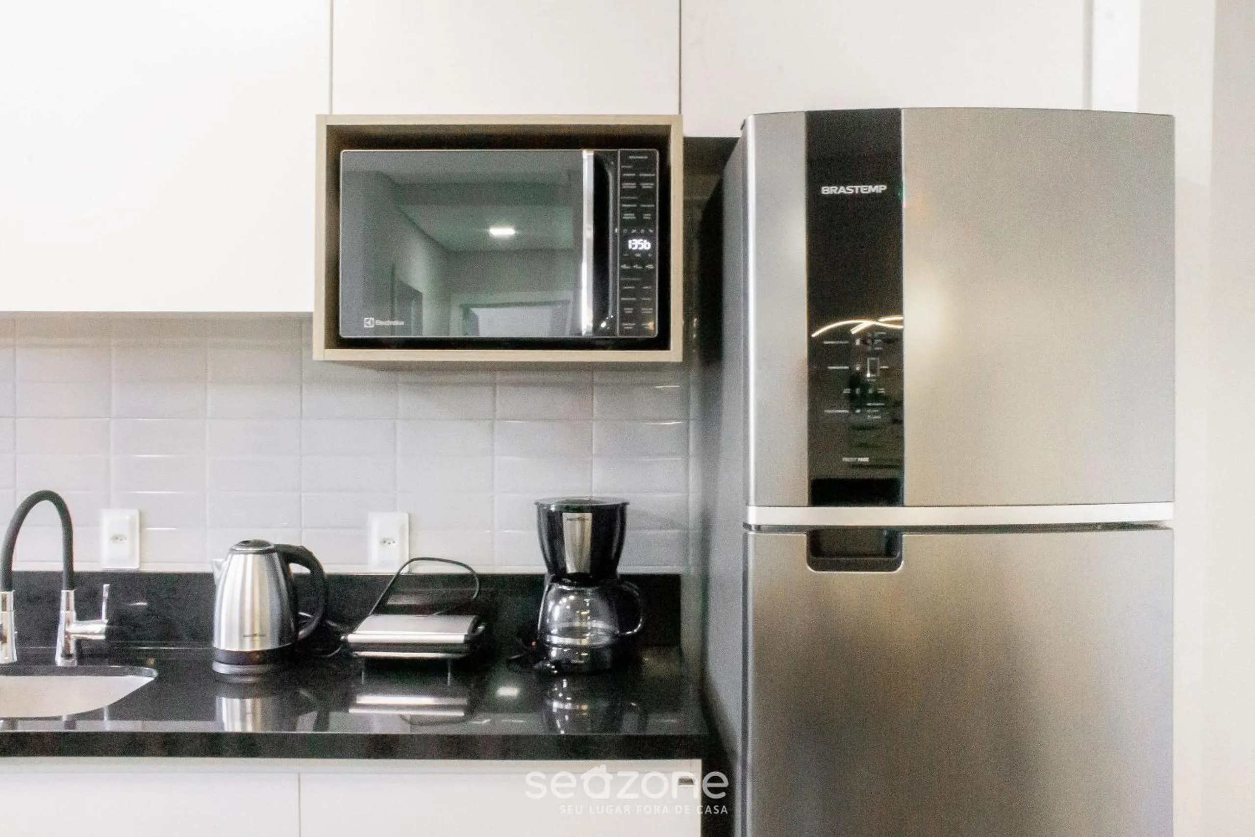 Kitchen or kitchenette in Apto moderno com piscina e churrasqueira CRR201