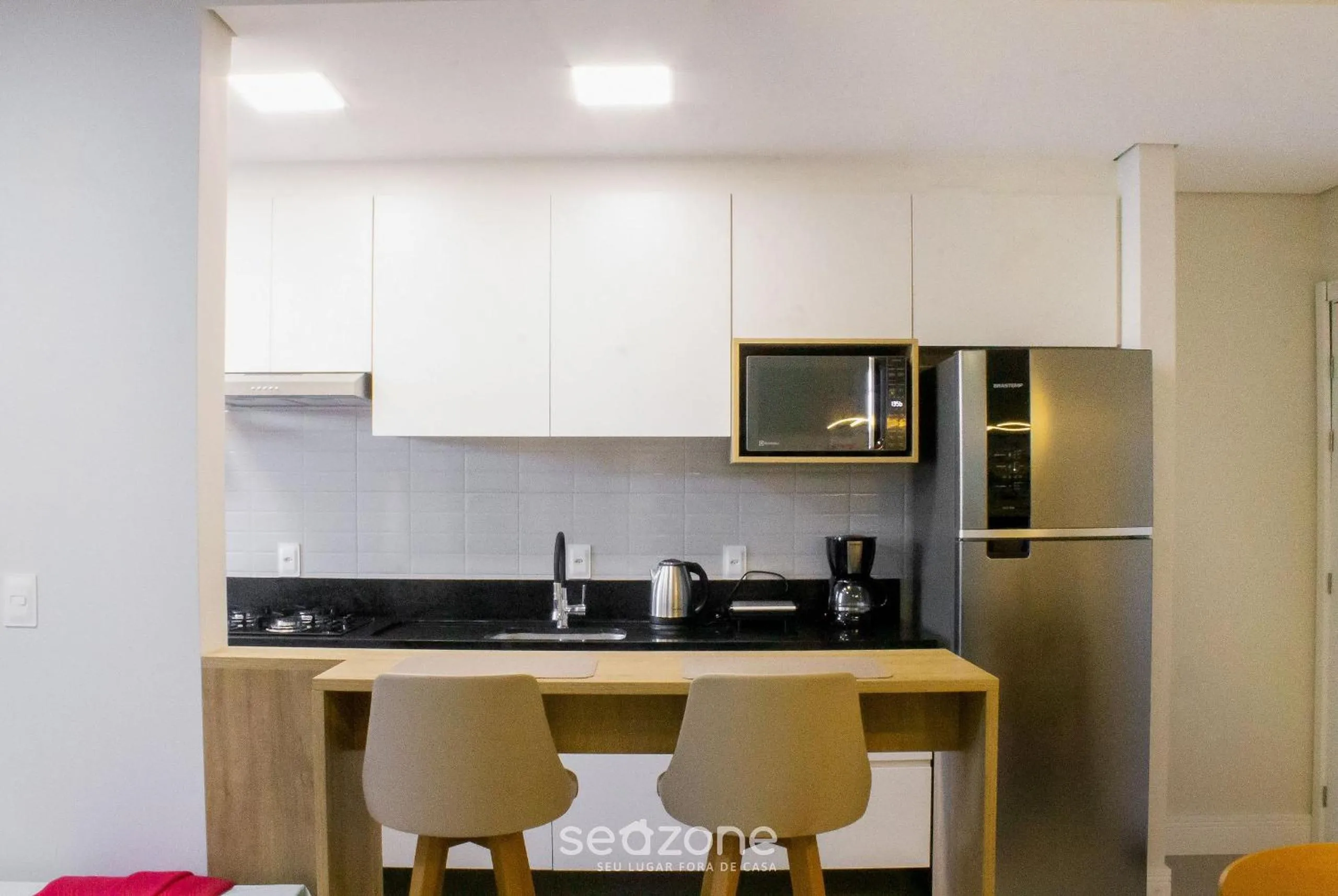 Kitchen or kitchenette in Apto moderno com piscina e churrasqueira CRR201