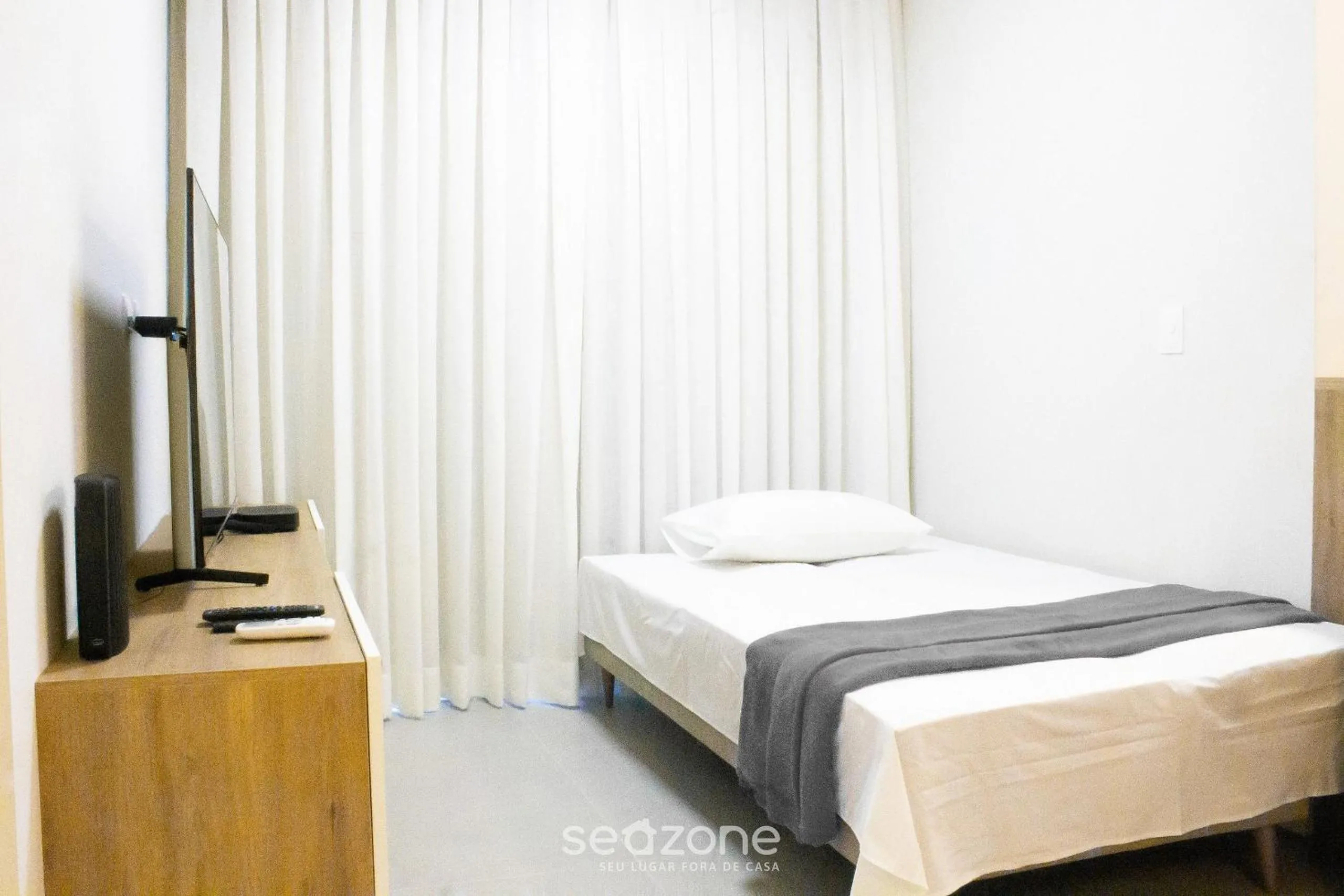 Bedroom, Bed in Apto moderno com piscina e churrasqueira CRR201