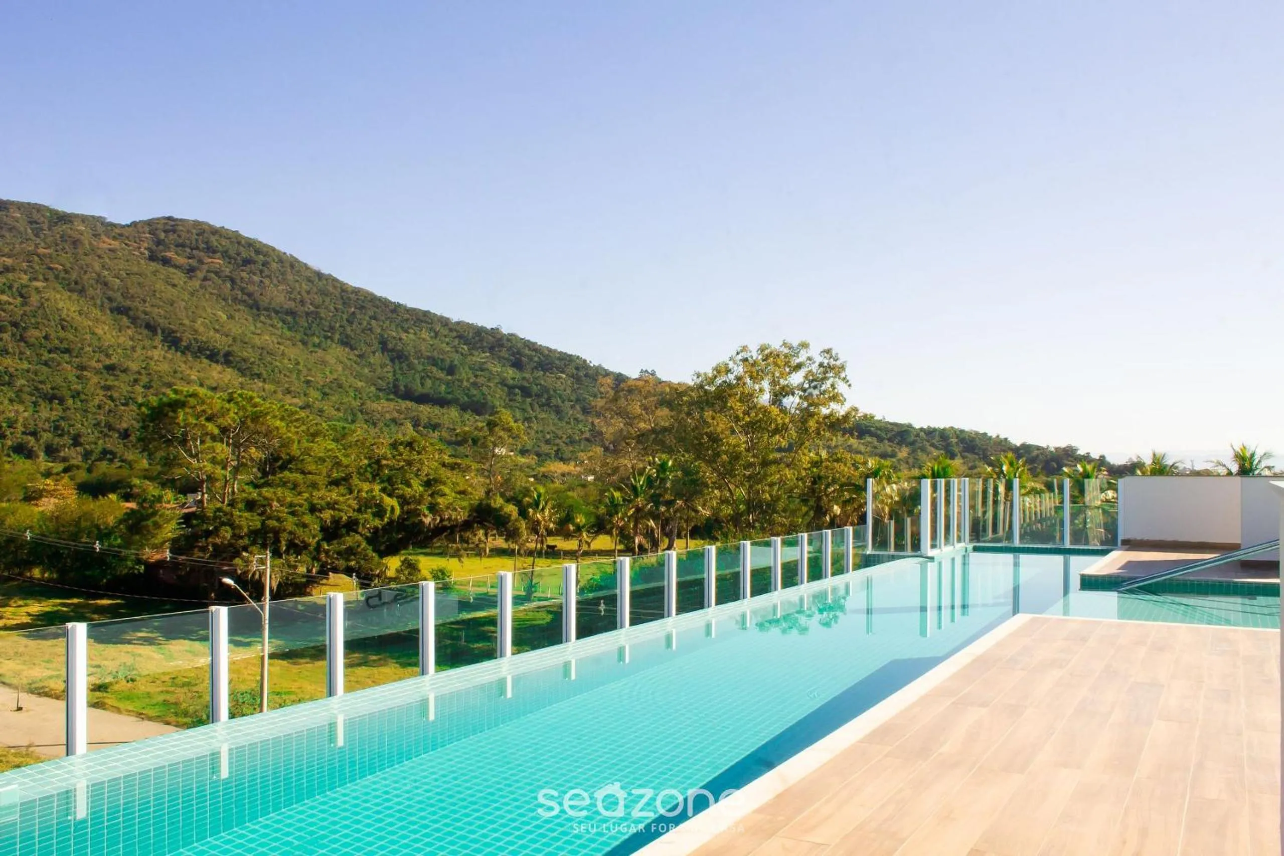Apto moderno com piscina e churrasqueira CRR201