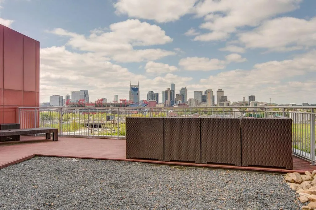 Smart, Stylish Music City Condo - Concierge, Restaurants, Gym, Rooftop Patio, Parking