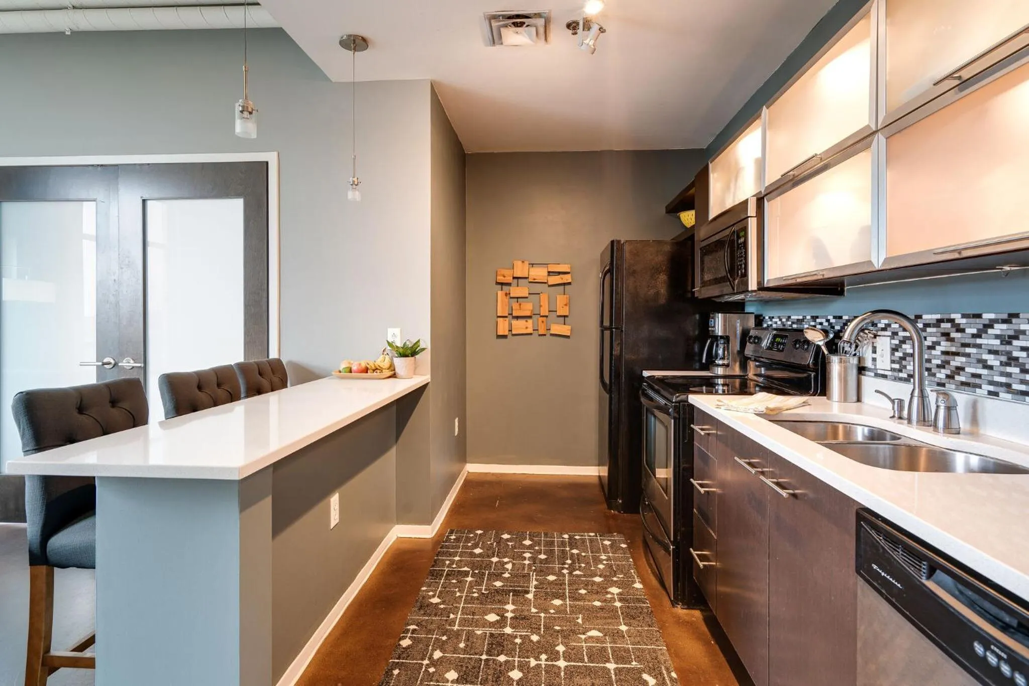 Smart, Stylish Music City Condo - Concierge, Restaurants, Gym, Rooftop Patio, Parking