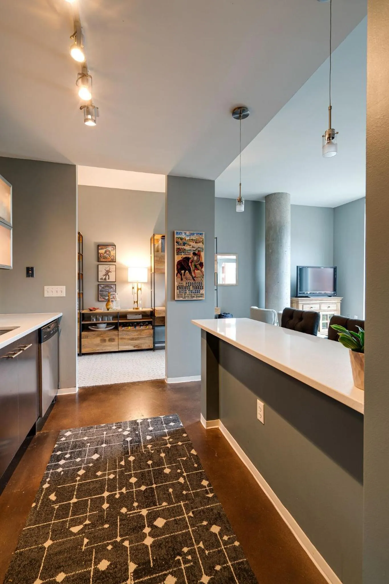 Smart, Stylish Music City Condo - Concierge, Restaurants, Gym, Rooftop Patio, Parking