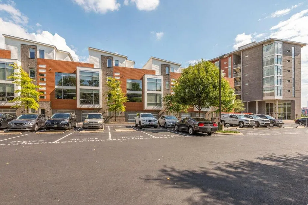 Smart, Stylish Music City Condo - Concierge, Restaurants, Gym, Rooftop Patio, Parking