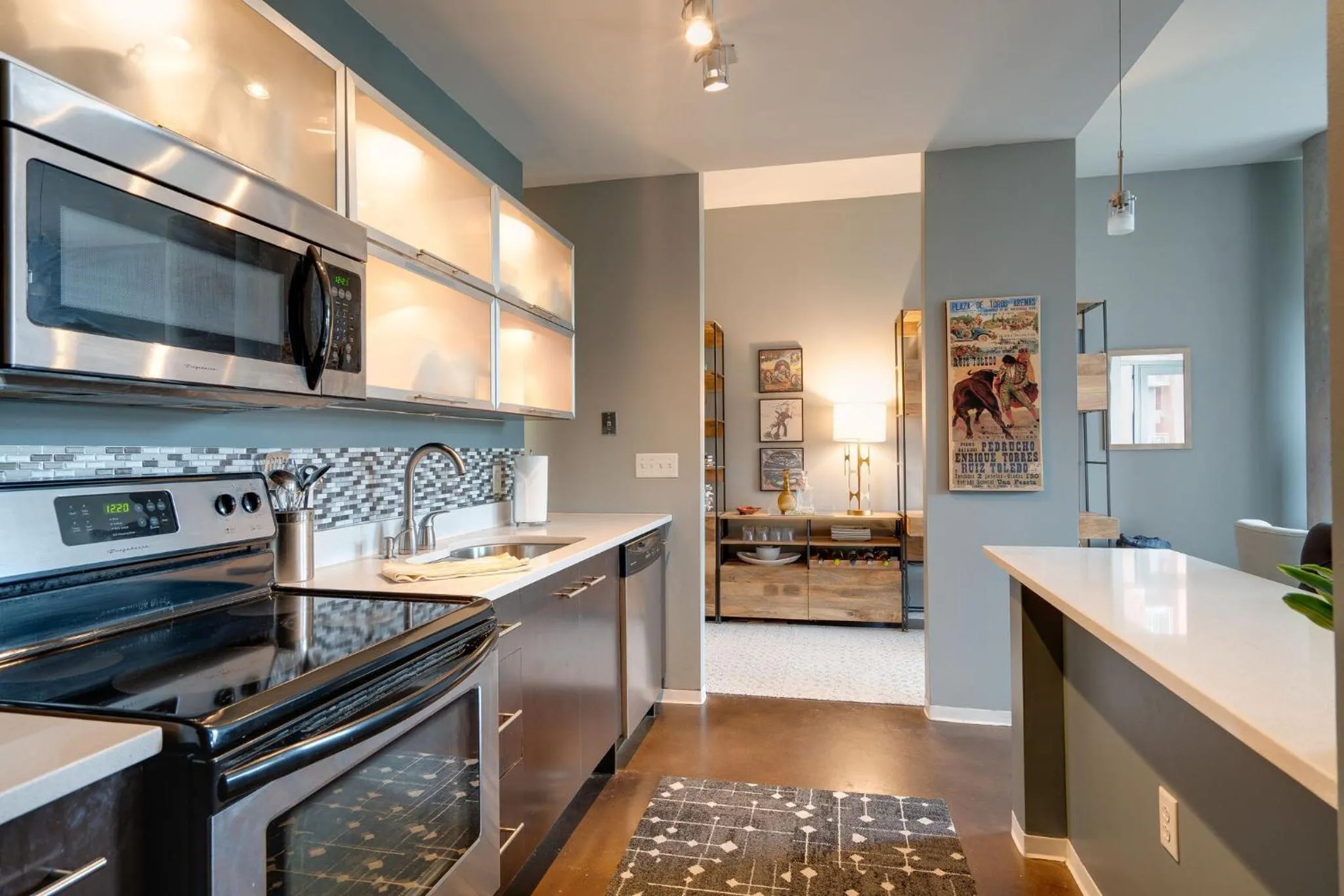 Smart, Stylish Music City Condo - Concierge, Restaurants, Gym, Rooftop Patio, Parking