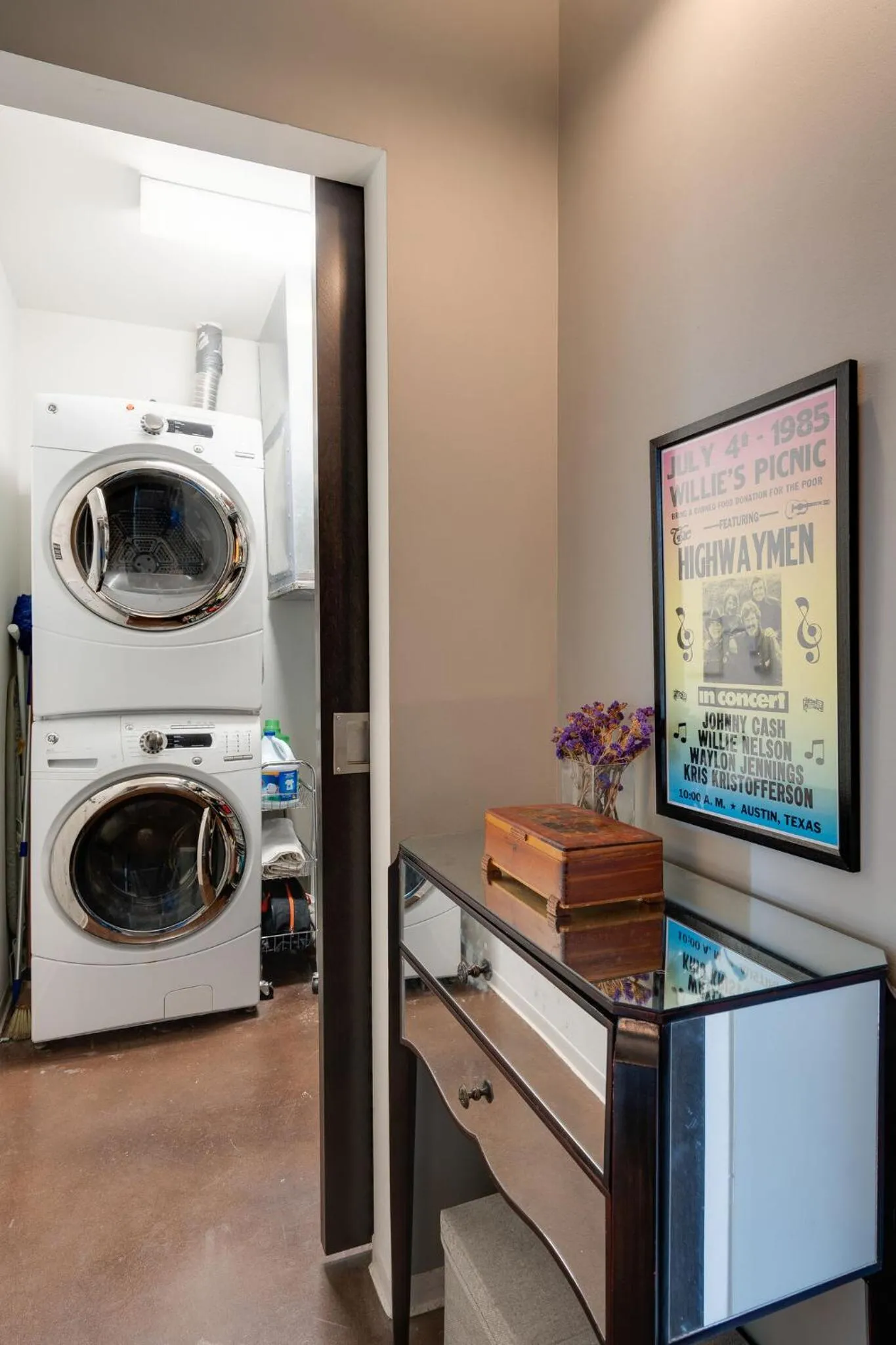 Smart, Stylish Music City Condo - Concierge, Restaurants, Gym, Rooftop Patio, Parking