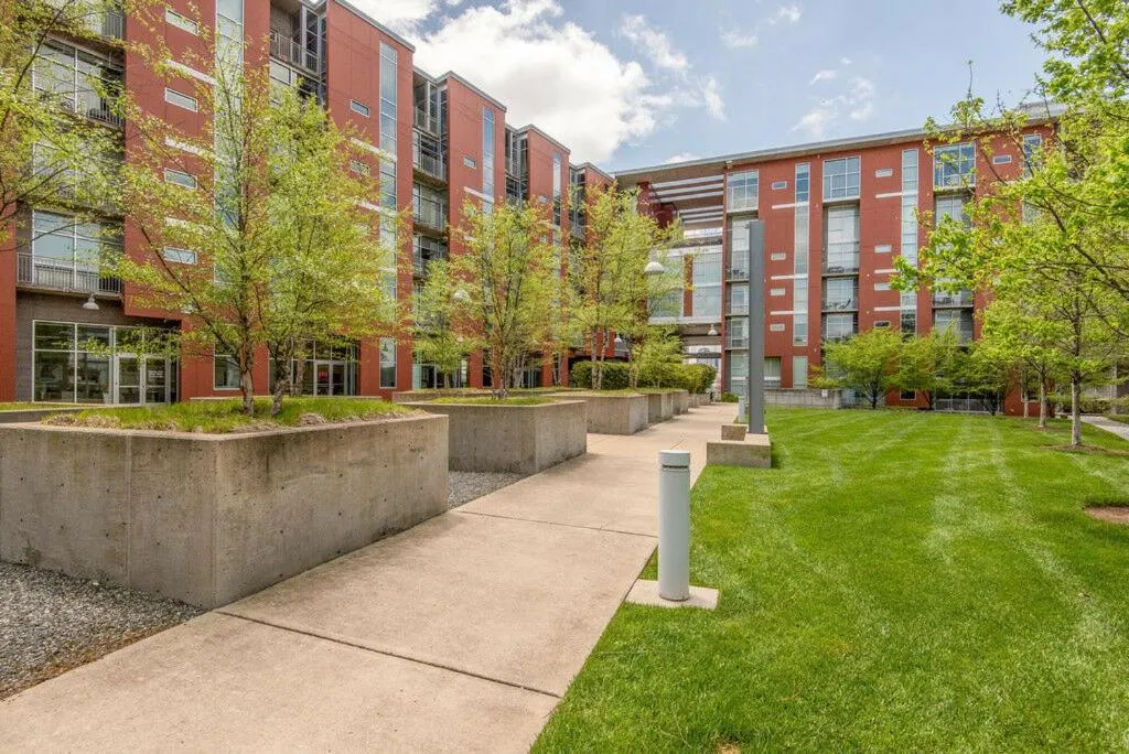 Smart, Stylish Music City Condo - Concierge, Restaurants, Gym, Rooftop Patio, Parking