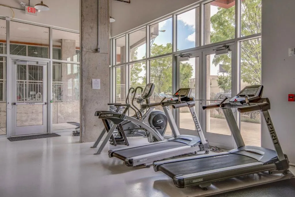 Smart, Stylish Music City Condo - Concierge, Restaurants, Gym, Rooftop Patio, Parking