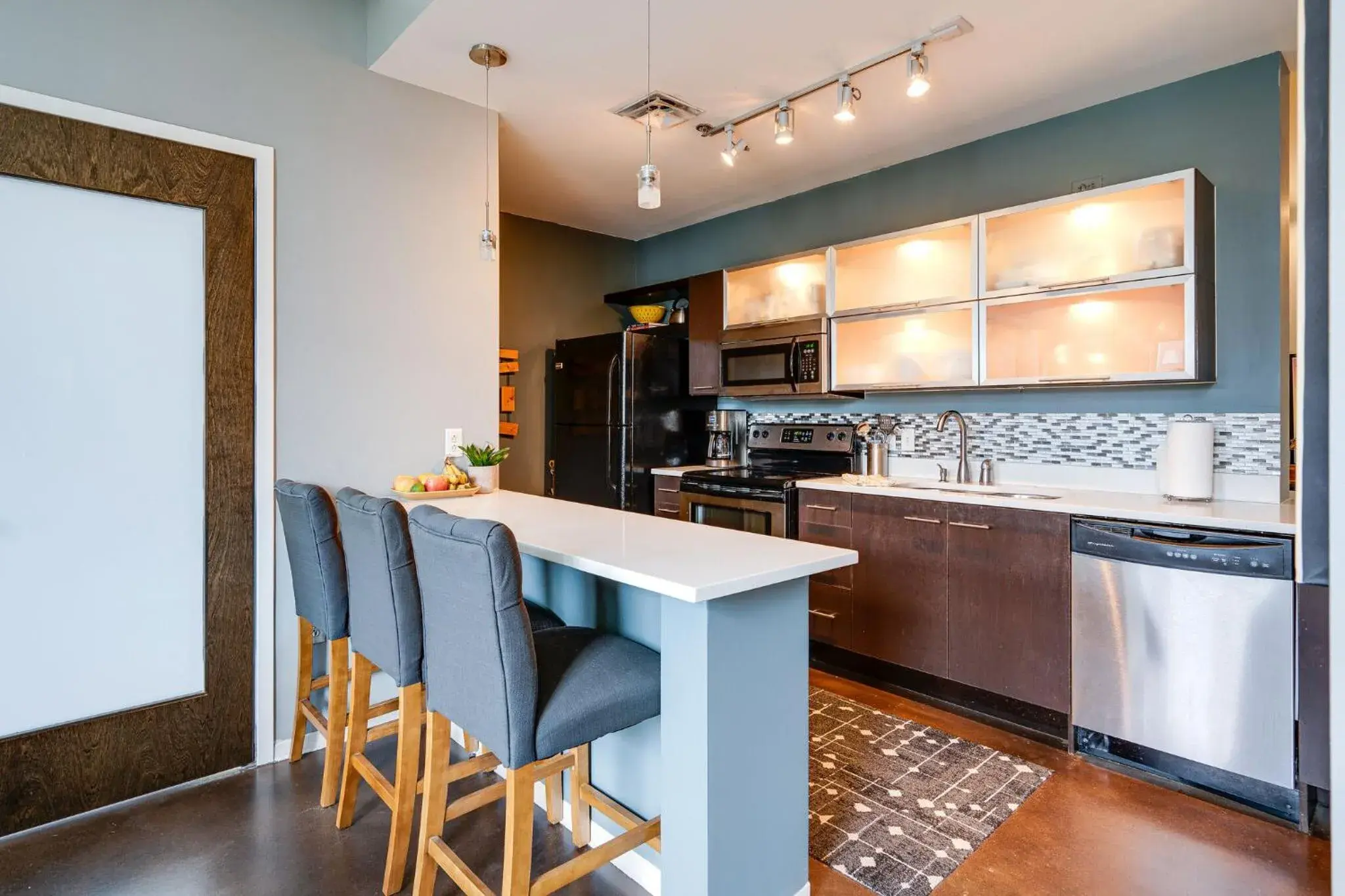 Smart, Stylish Music City Condo - Concierge, Restaurants, Gym, Rooftop Patio, Parking Smart, Stylish Music City Condo - Concierge, Restaurants, Gym, Rooftop Patio, Parking