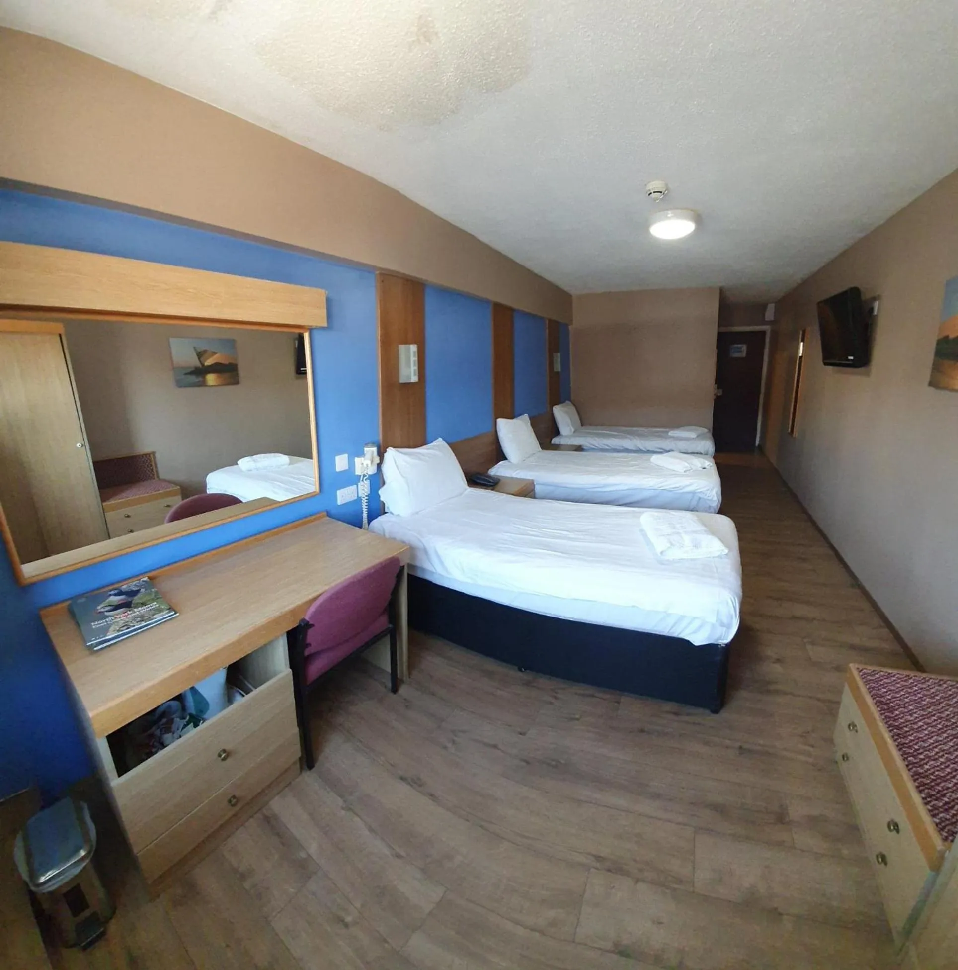 Photo of the whole room, Bed in Gilson Hotel