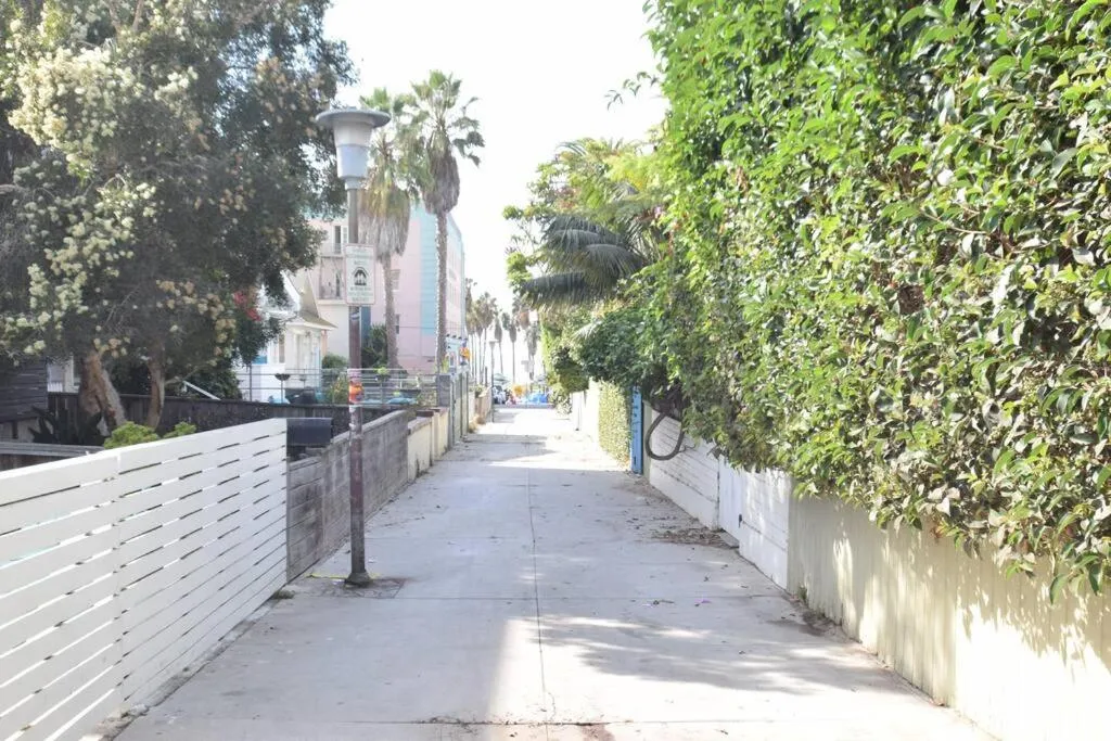 Neighbourhood in Villa by the Ocean in Venice Beach