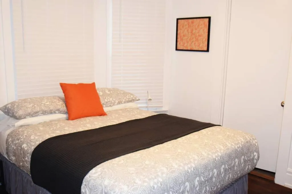 Bed in Villa by the Ocean in Venice Beach