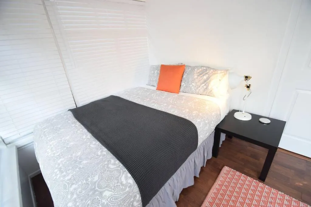 Bed in Villa by the Ocean in Venice Beach