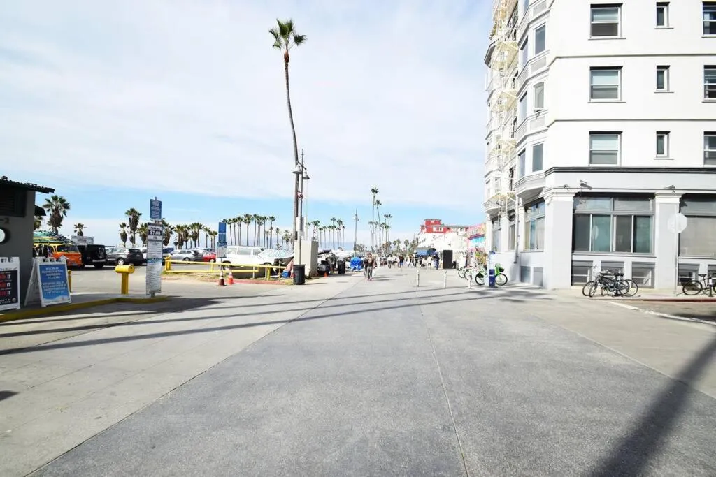 Neighbourhood in Villa by the Ocean in Venice Beach