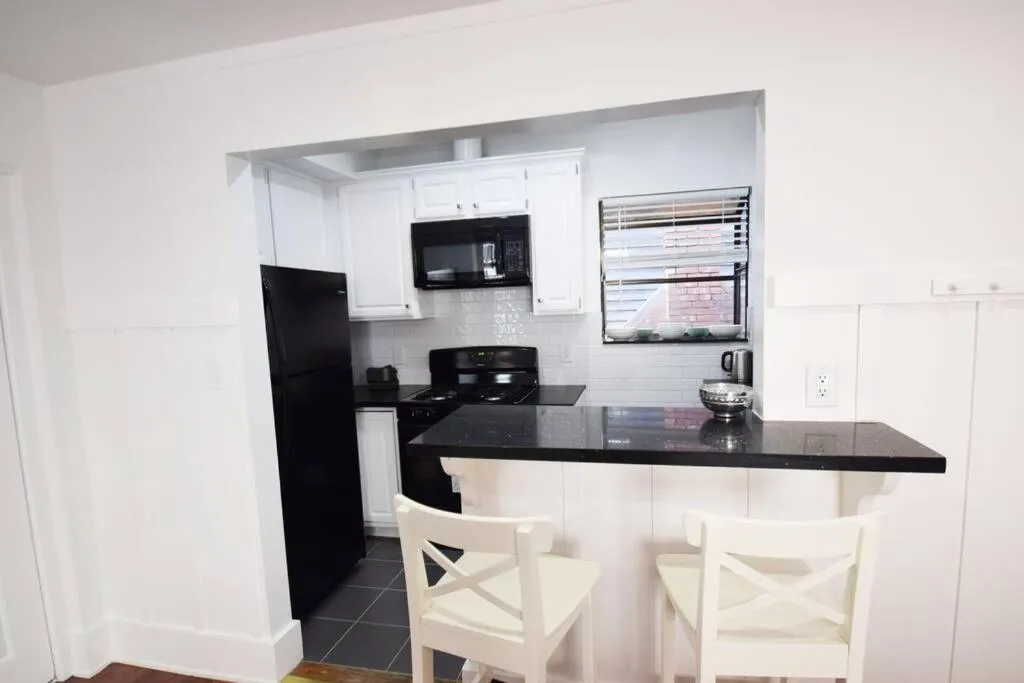 Kitchen or kitchenette in Villa by the Ocean in Venice Beach