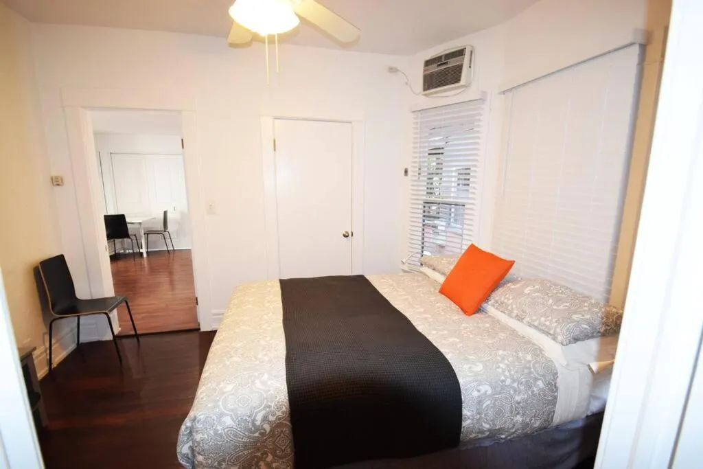 Bed in Villa by the Ocean in Venice Beach