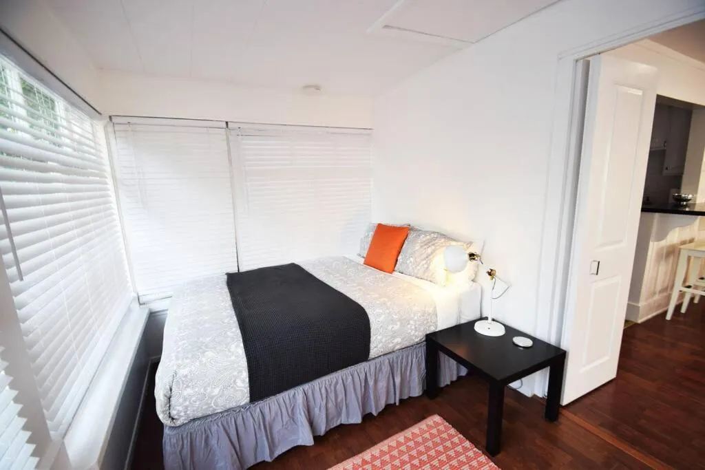 Bed in Villa by the Ocean in Venice Beach