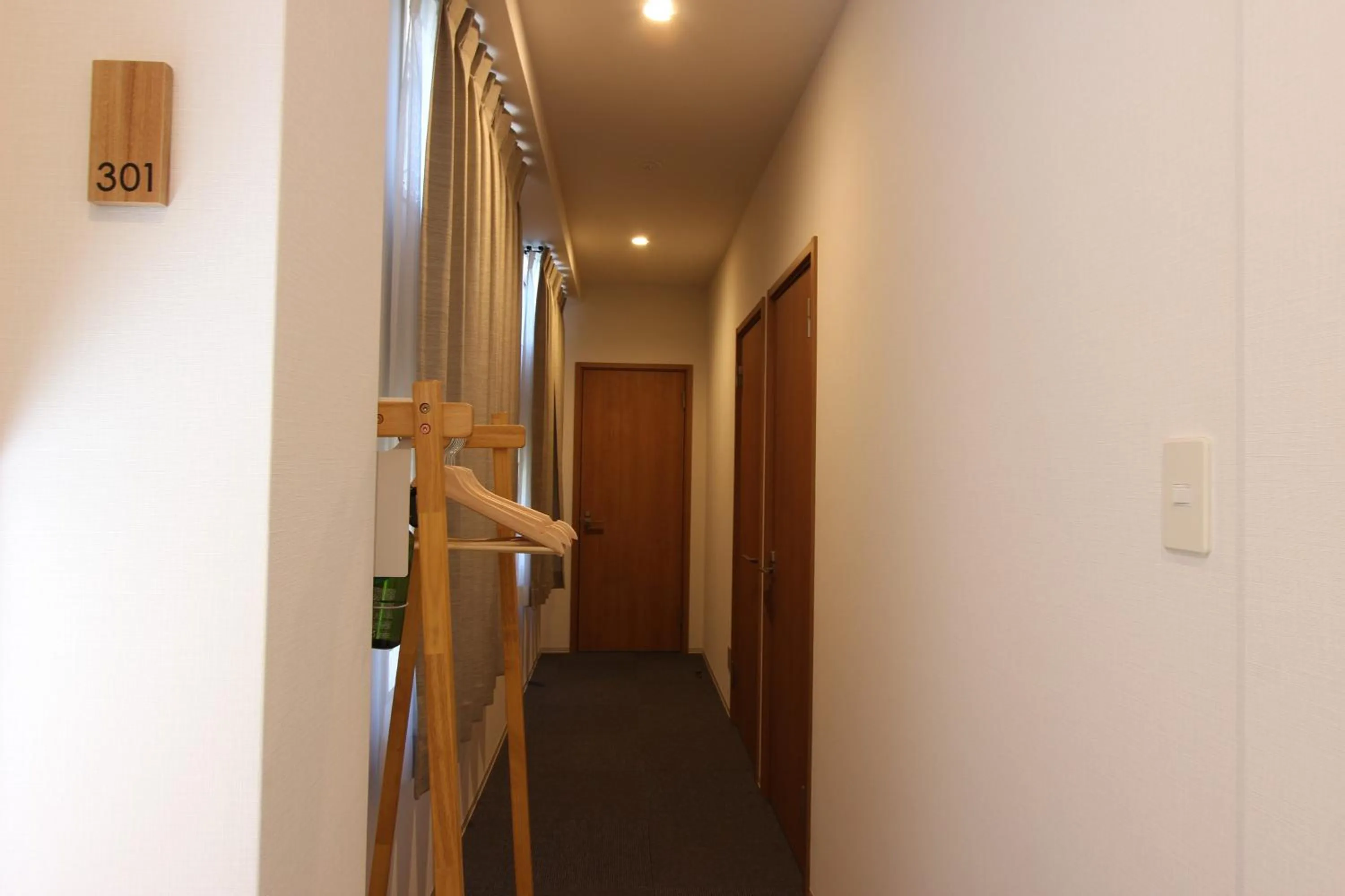 Photo of the whole room in Justin Fukuoka