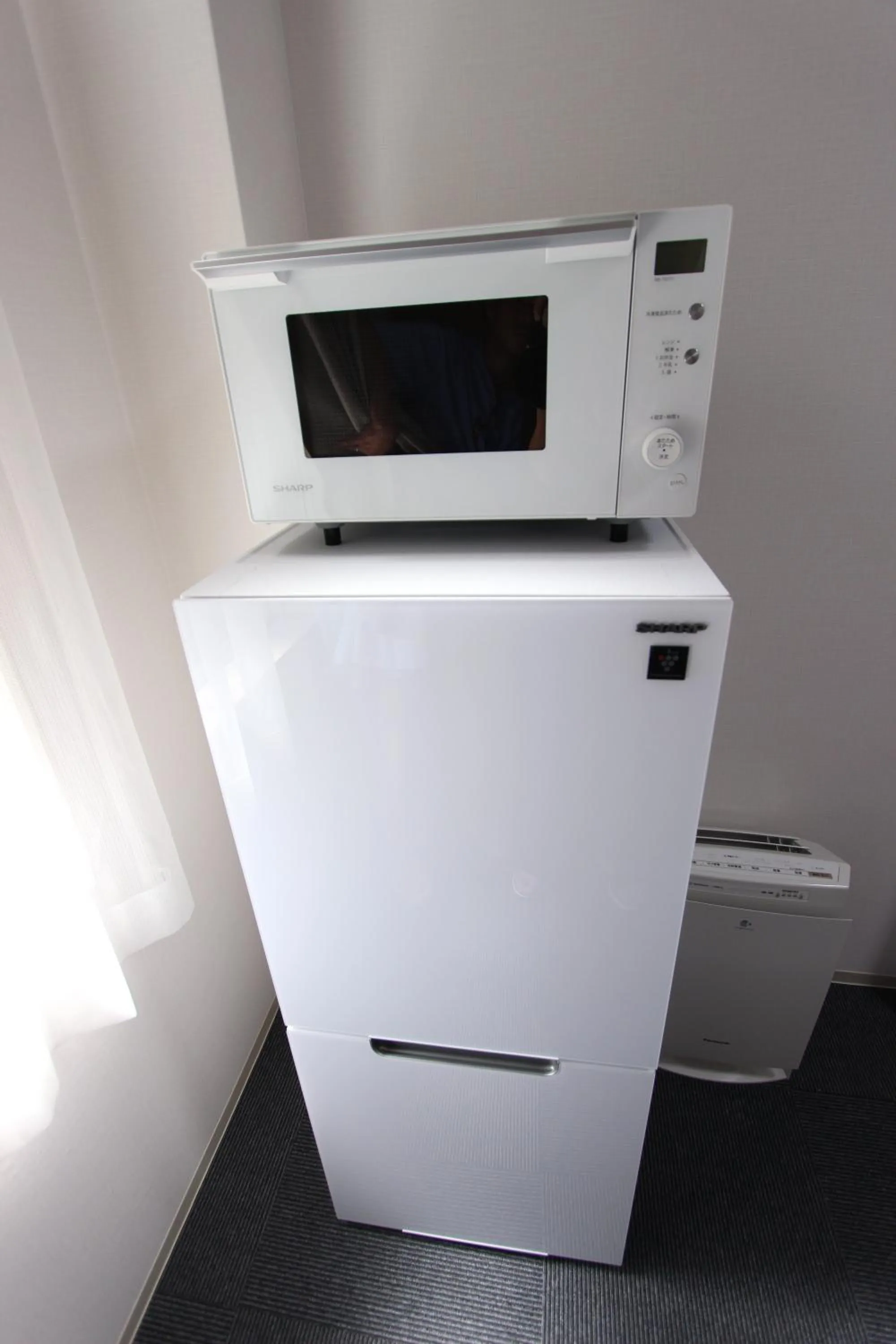 Photo of the whole room in Justin Fukuoka