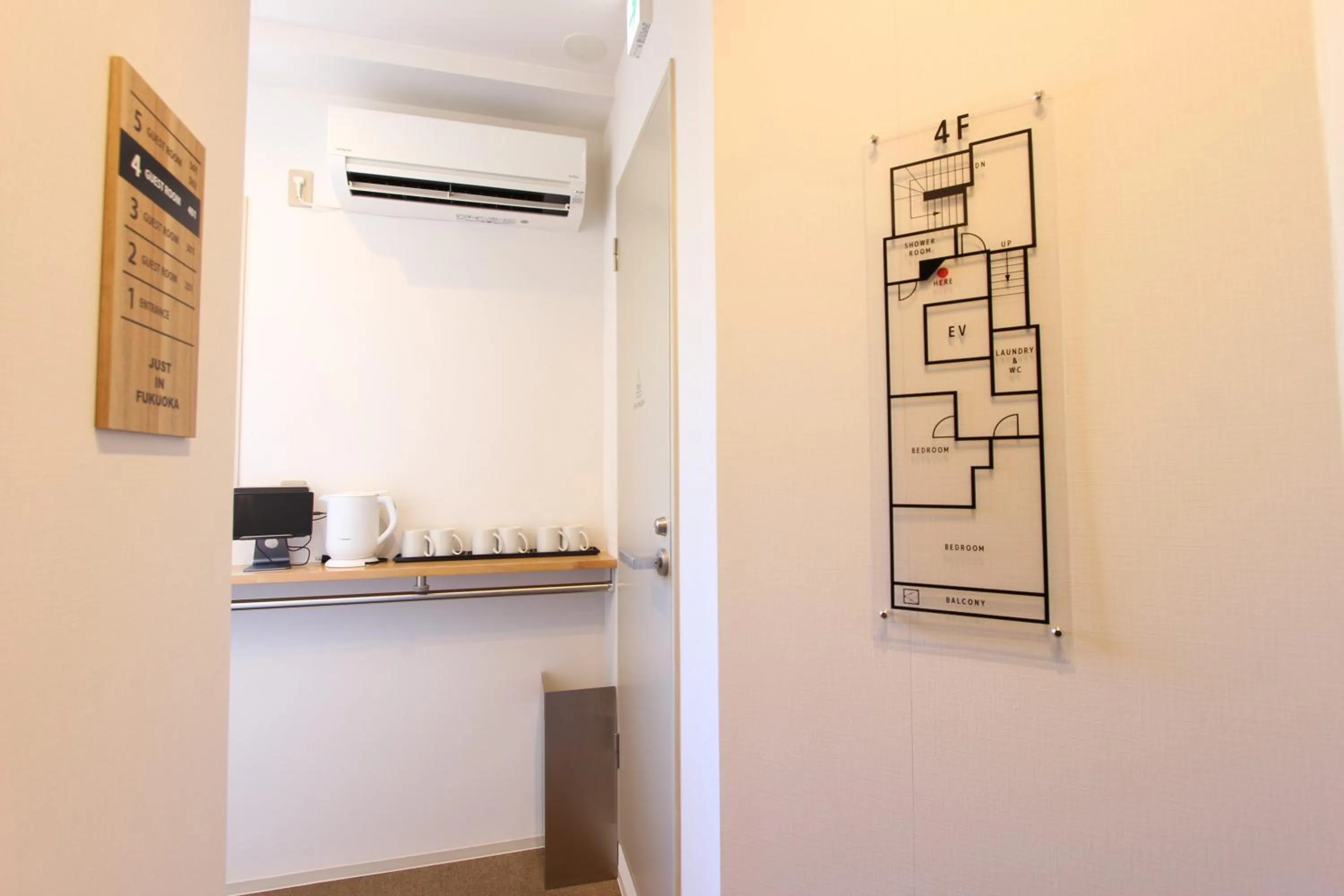 Photo of the whole room in Justin Fukuoka