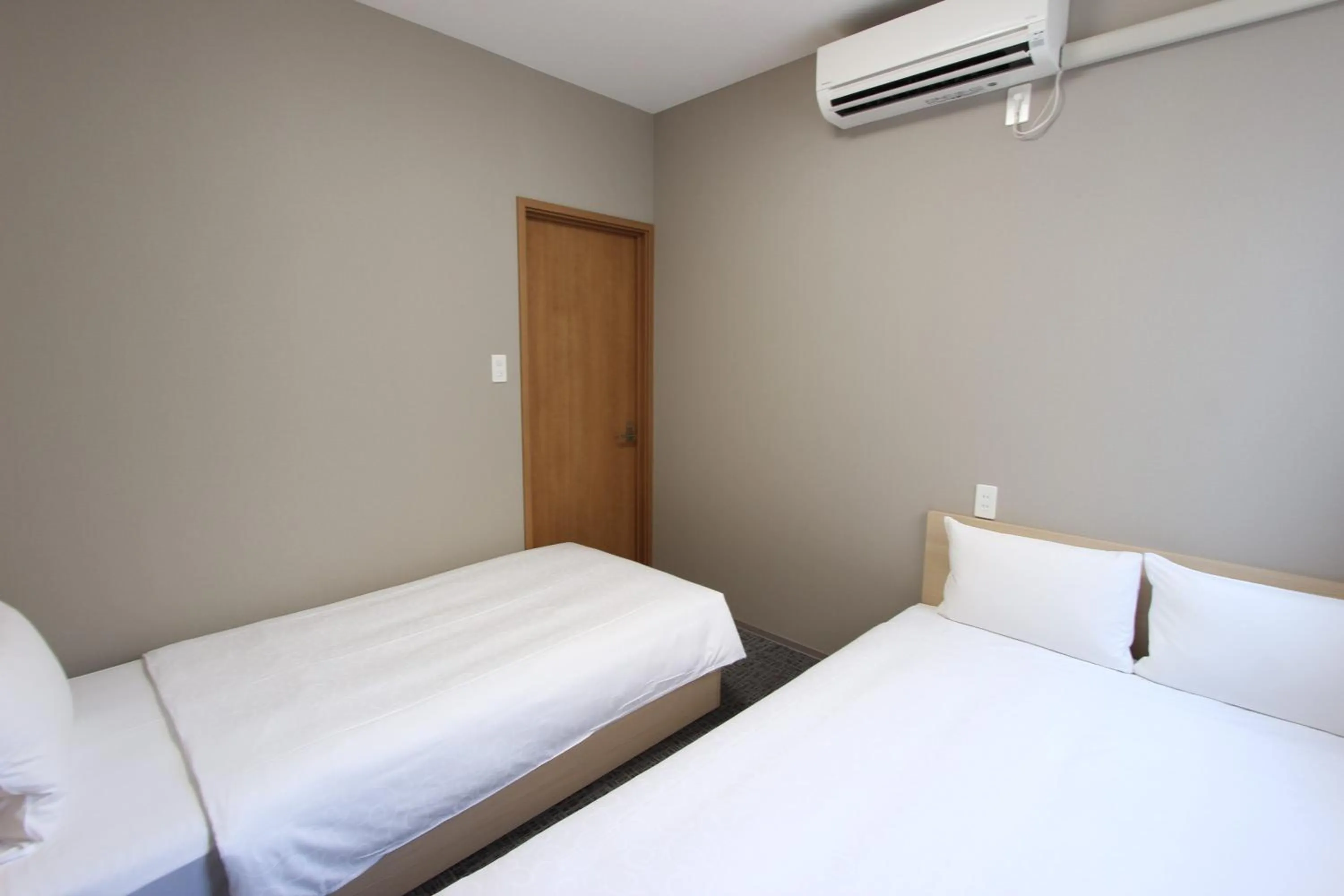 Bedroom, Bed in Justin Fukuoka